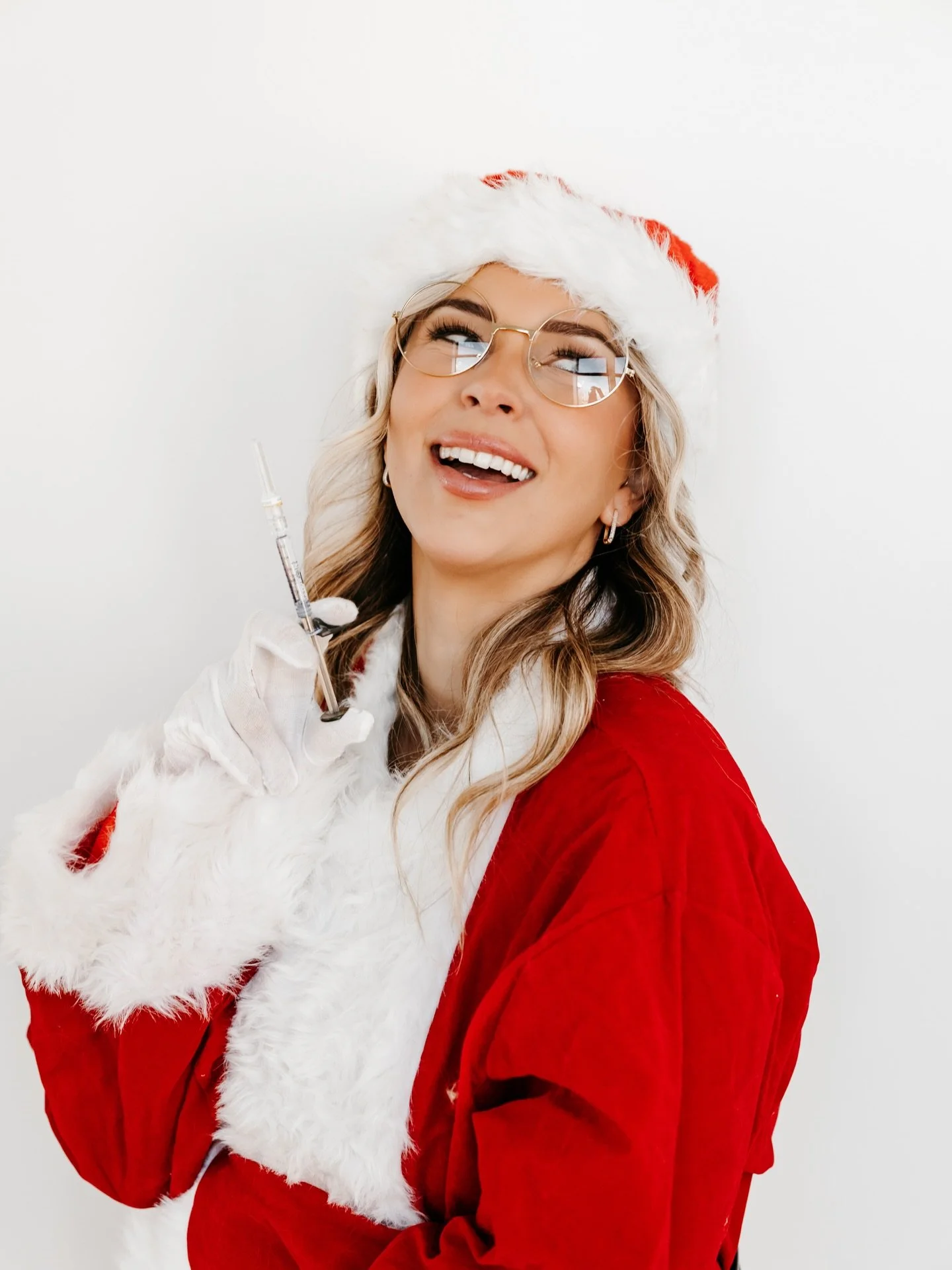Okay, people&hellip; tomorrow morning, 10 a.m., Santa&rsquo;s coming to town!!! 🎅

What&rsquo;s on everyone&rsquo;s list this year? 👀
Comment your top 2 must-haves for a chance to win my absolute favorite vitamin C moisturizer. Winner will be annou