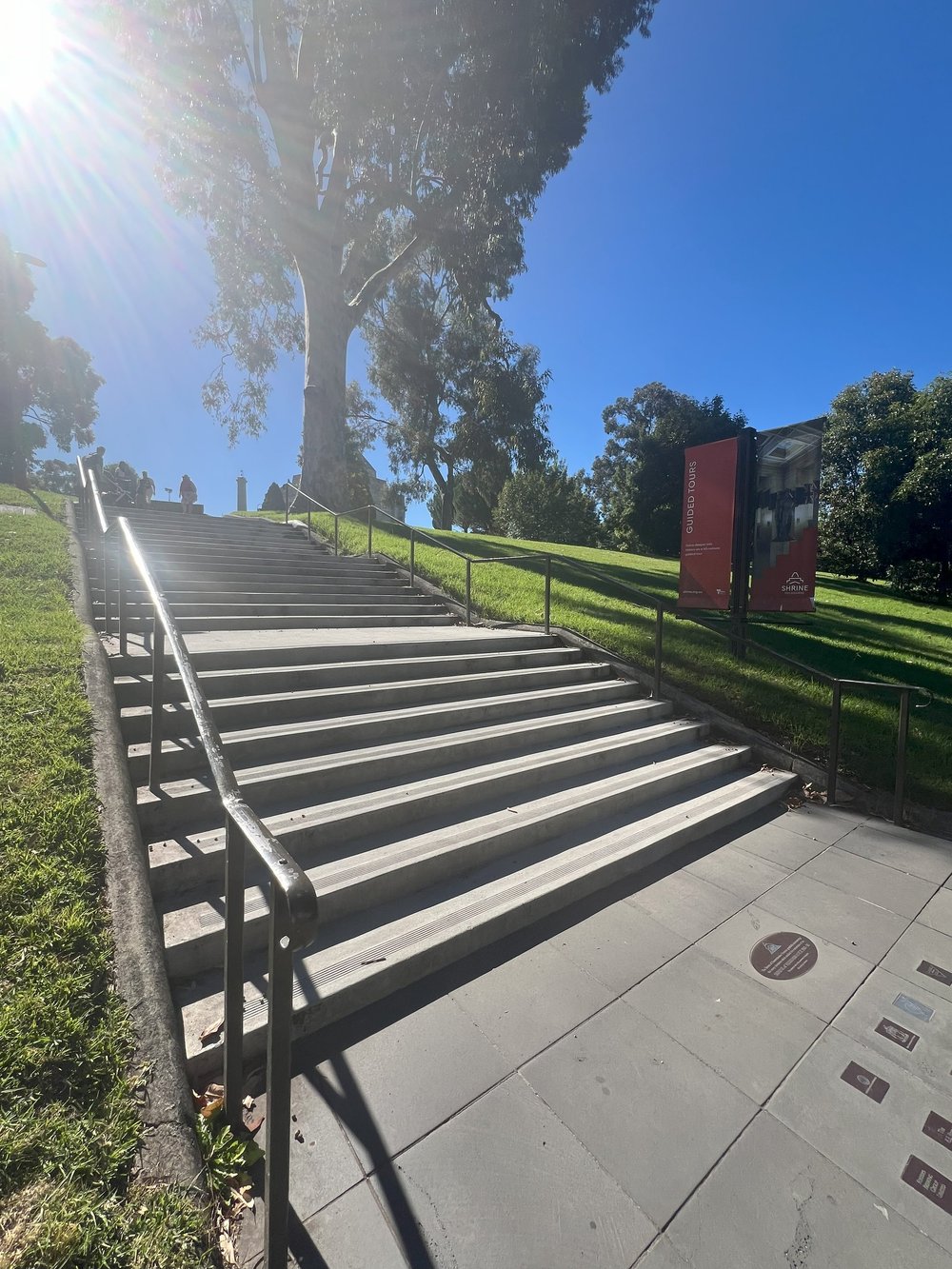 メルボルンShrine of Remembranceへの階段の写真.jpg