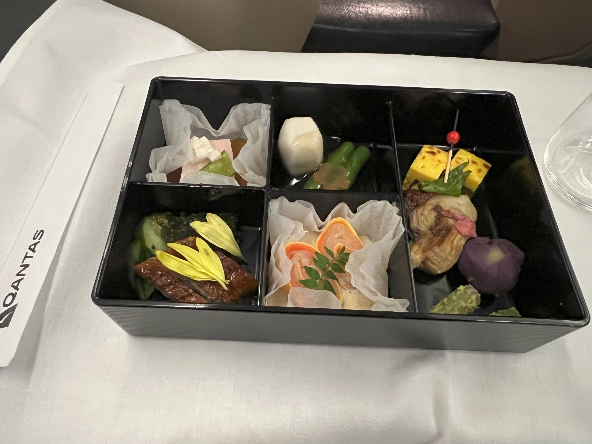 カンタス航空のビジネスクラスの和定食の前菜.jpg