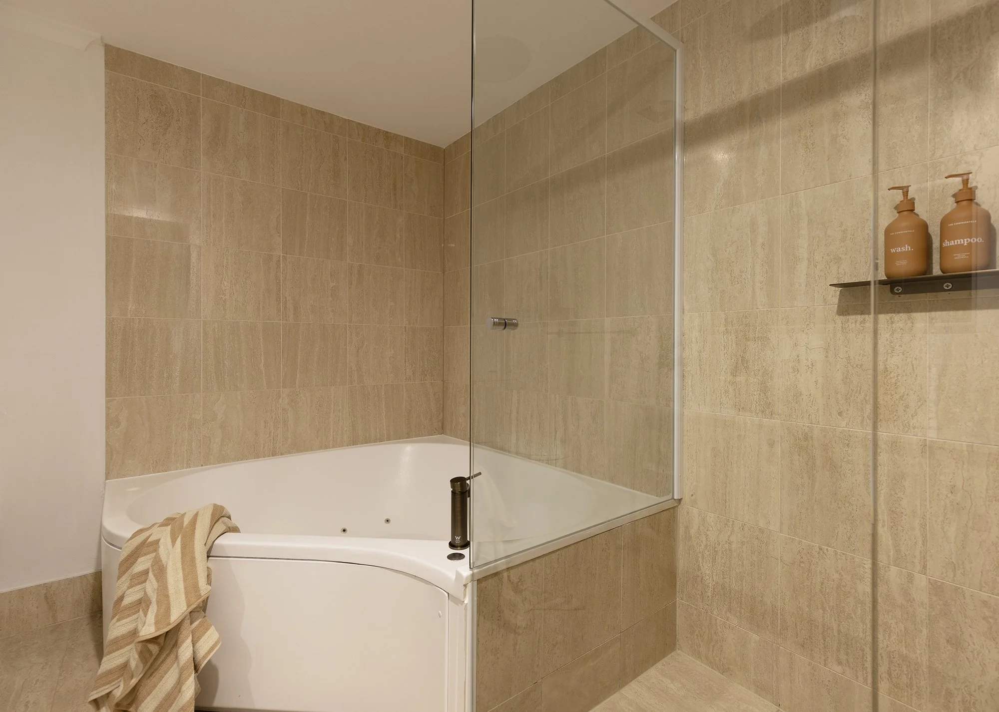 Eskape Burleigh 15 LR.jpg