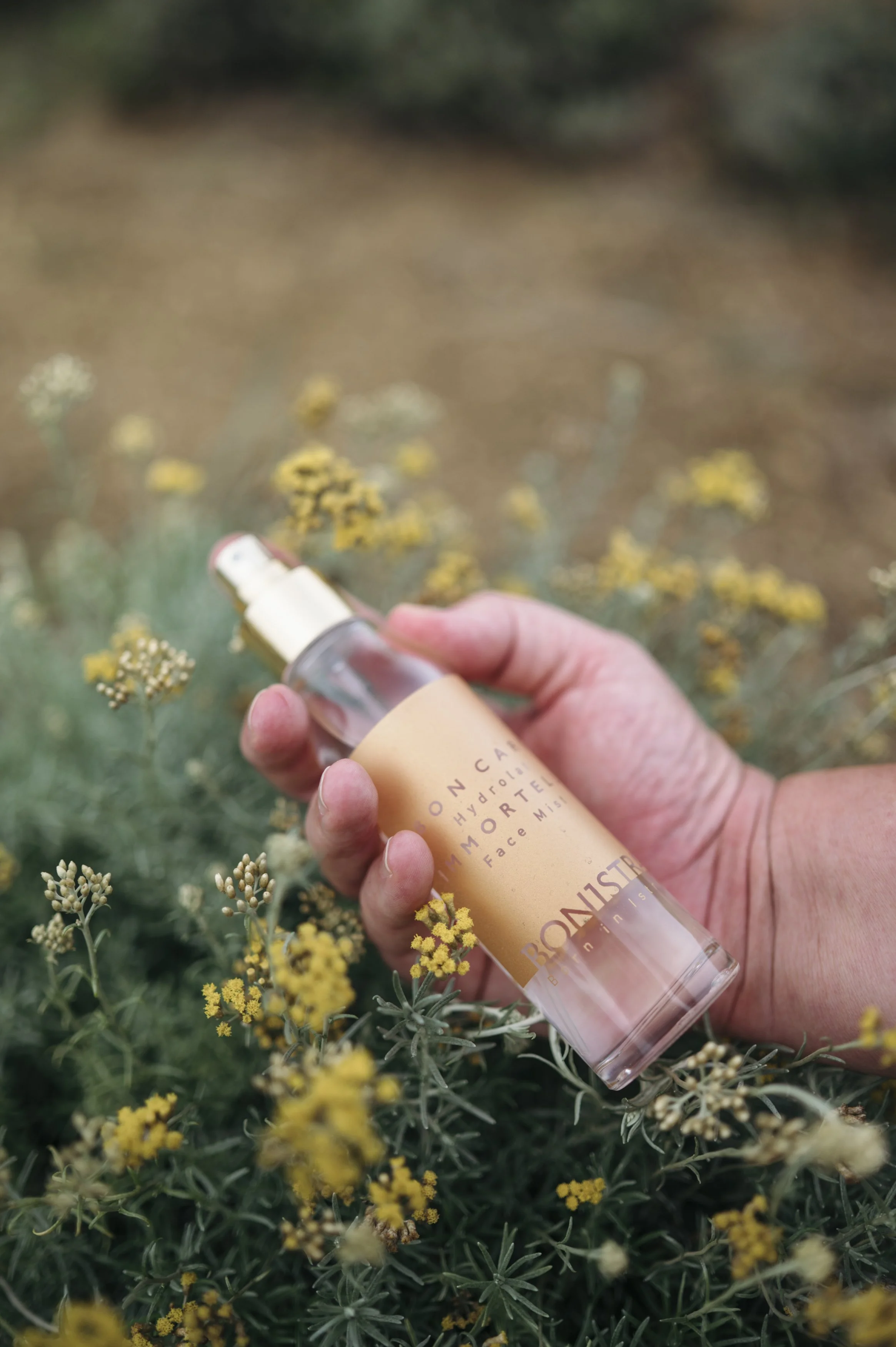 Bonistra hidrolat smilja – naravni tonik v pršilu, uporaba v ritualu nege