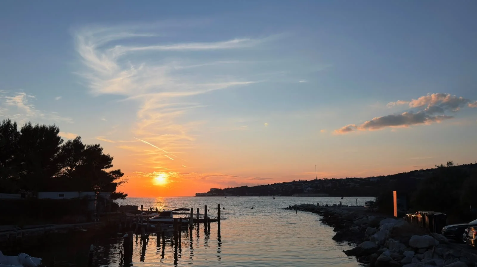 Asuntovene Portorozin satamassa