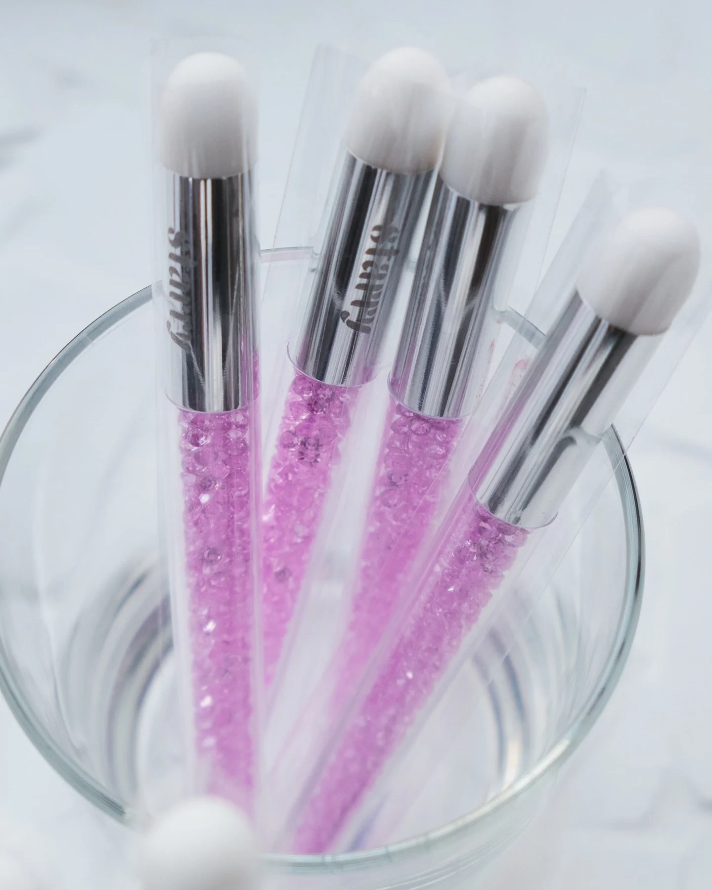 Puhtaat ripset = hyvin voivat ripset🫧 Lashes by Harriet j&auml;lleenmyy seuraavia tuotteita: 

Kuva 1. Pehme&auml; ja hienojakoinen puhdistus sivellin 7,9&euro; 
K&auml;tev&auml; v&auml;line pidennysten huolelliseen puhdistukseen. 

Kuva 2. Salon Vo