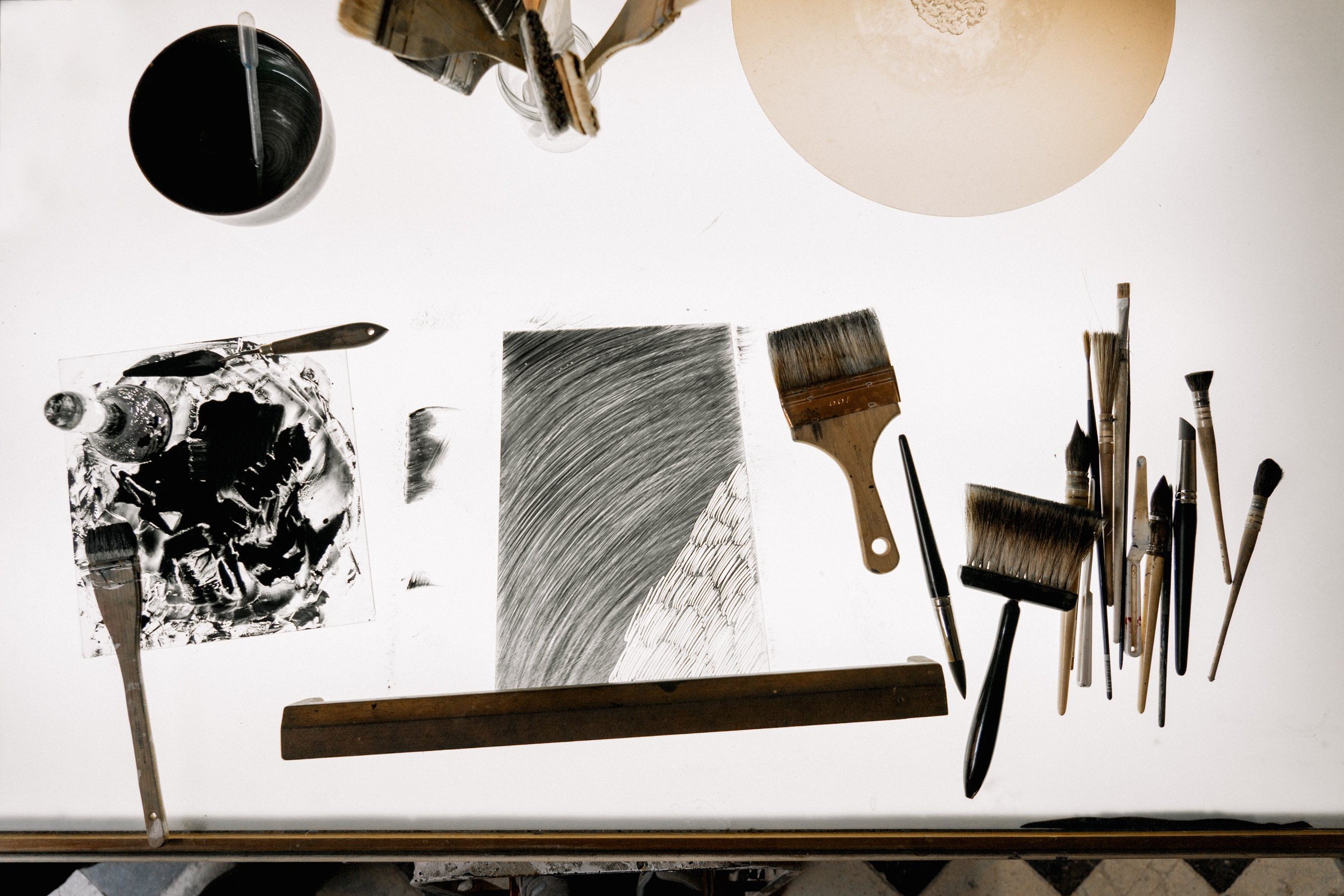 Mélanie Faucher artiste peintre verrier dans son atelier dédié au travail du vitrail