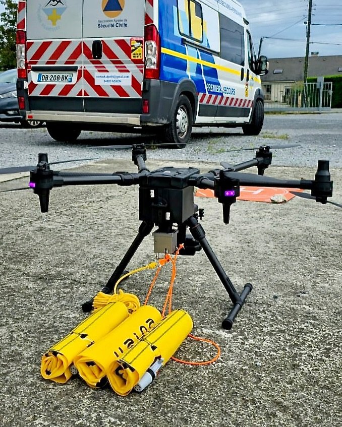 Tests r&eacute;ussis pour le transport et le largage de plusieurs bou&eacute;es Uaina drones par @dps64.secours. Pr&ecirc;ts &agrave; intervenir en eaux int&eacute;rieures ou risques d&rsquo;inondation. Bravo les gars ! #drone #sauvetage #bou&eacute;