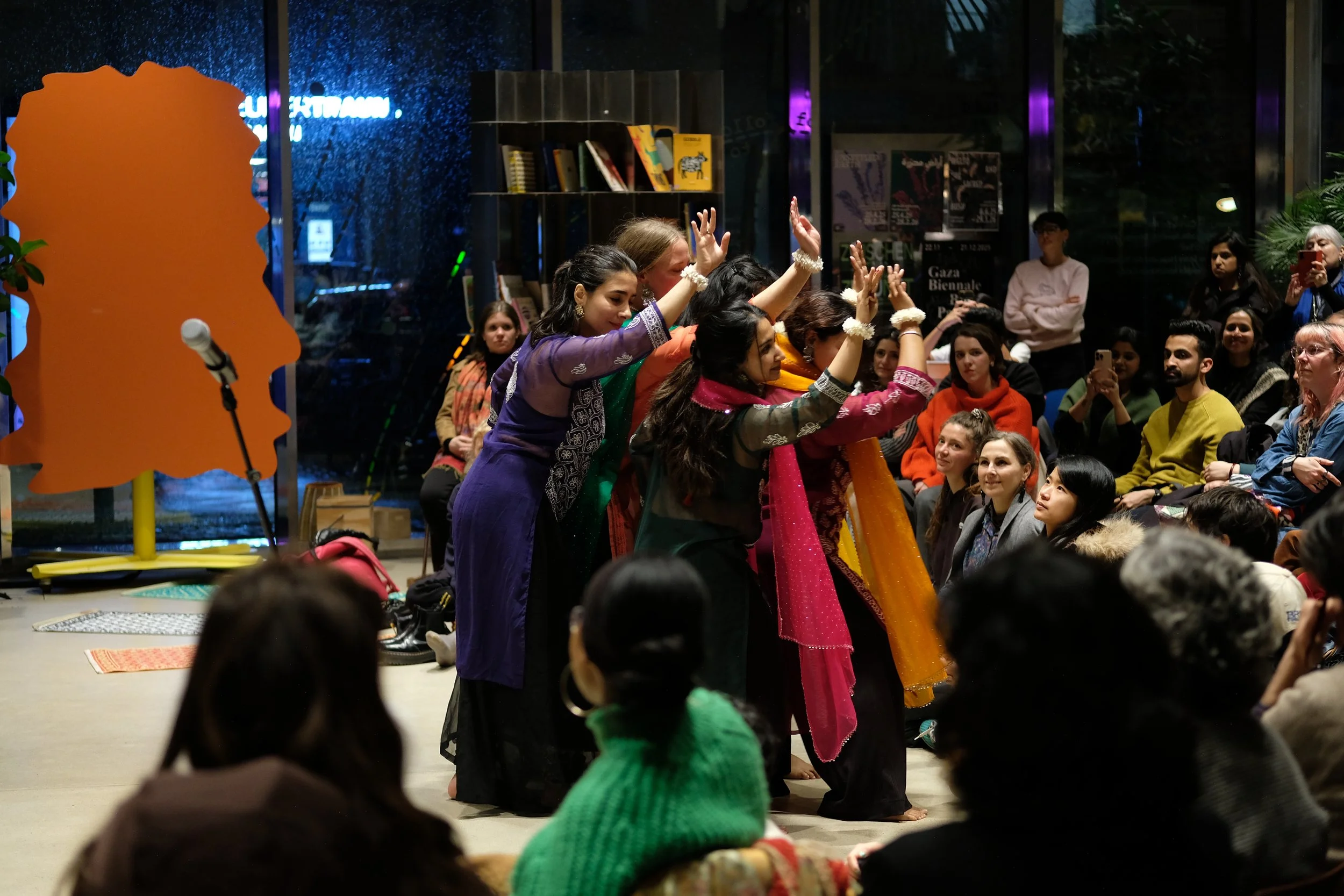 Choreographies of Erasure