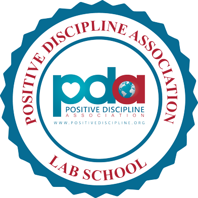 Logo de l'association Positive Discipline Association Lab School avec un cercle bleu, texte rouge et bleu, et un globe stylisé à l'intérieur du mot "pda".