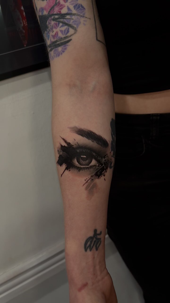 Abstract eye.👁️ Would love to do more of these, designs available on my page! DM or Email inkbyjord@gmail.com
Done with •• @sunskintattoo
•• @bheppo
•• @cheyenne_tattooequipment
•• @pantheraink
&bull
