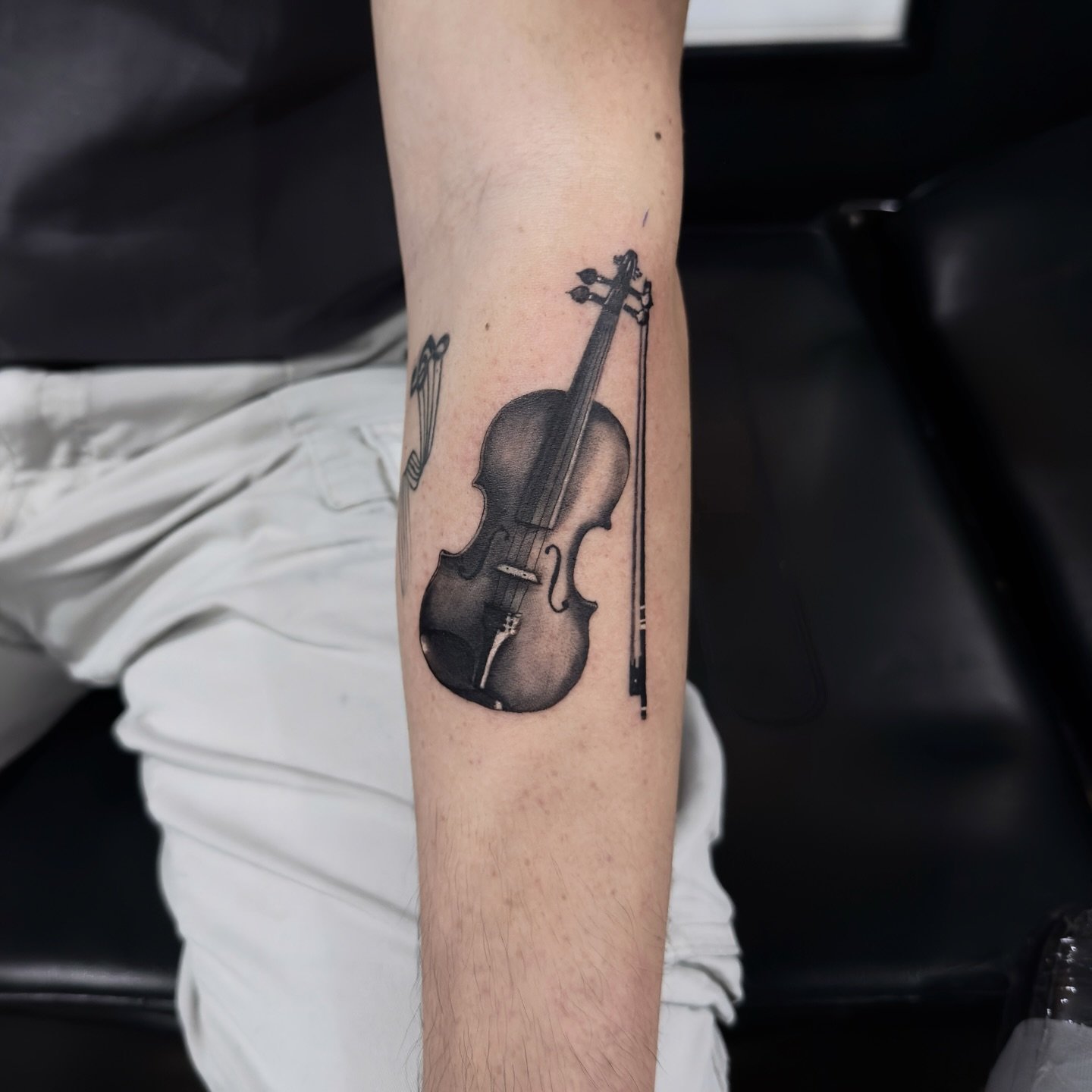Tiny Violin & Bow! 🎻 Anything music related is always welcome. DM or email inkbyjord@gmail.com
Done using ~~ @sunskintattoo
~~ @pantheraink
~~ @bheppo
~~ @cheyenne_tattooequipment
~~ @barber_dts