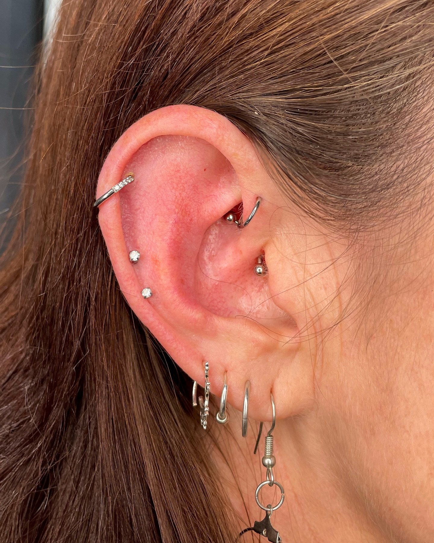 I had SO much fun doing this Daith and Flat for this lovely client the other day ✨ she came into me wanting to add something fun to each ear and I love the choices we went with 🖤
.
.
.
#piercing #piercings #tattoo #bodypiercing #pierced #piercer #t