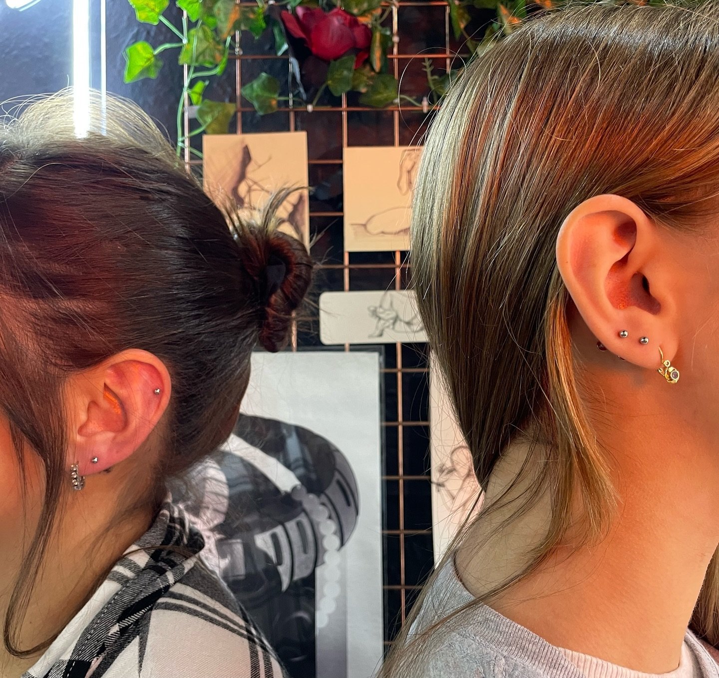 Mother Daughter piercing date!! I loved getting work with these two lovely ladies for their girly day out ✨
Evening and weekend appointments available 🖤
.
.
.
#piercing #piercings #tattoo #bodypiercing #pierced #piercer #tattoos #me #safepiercing