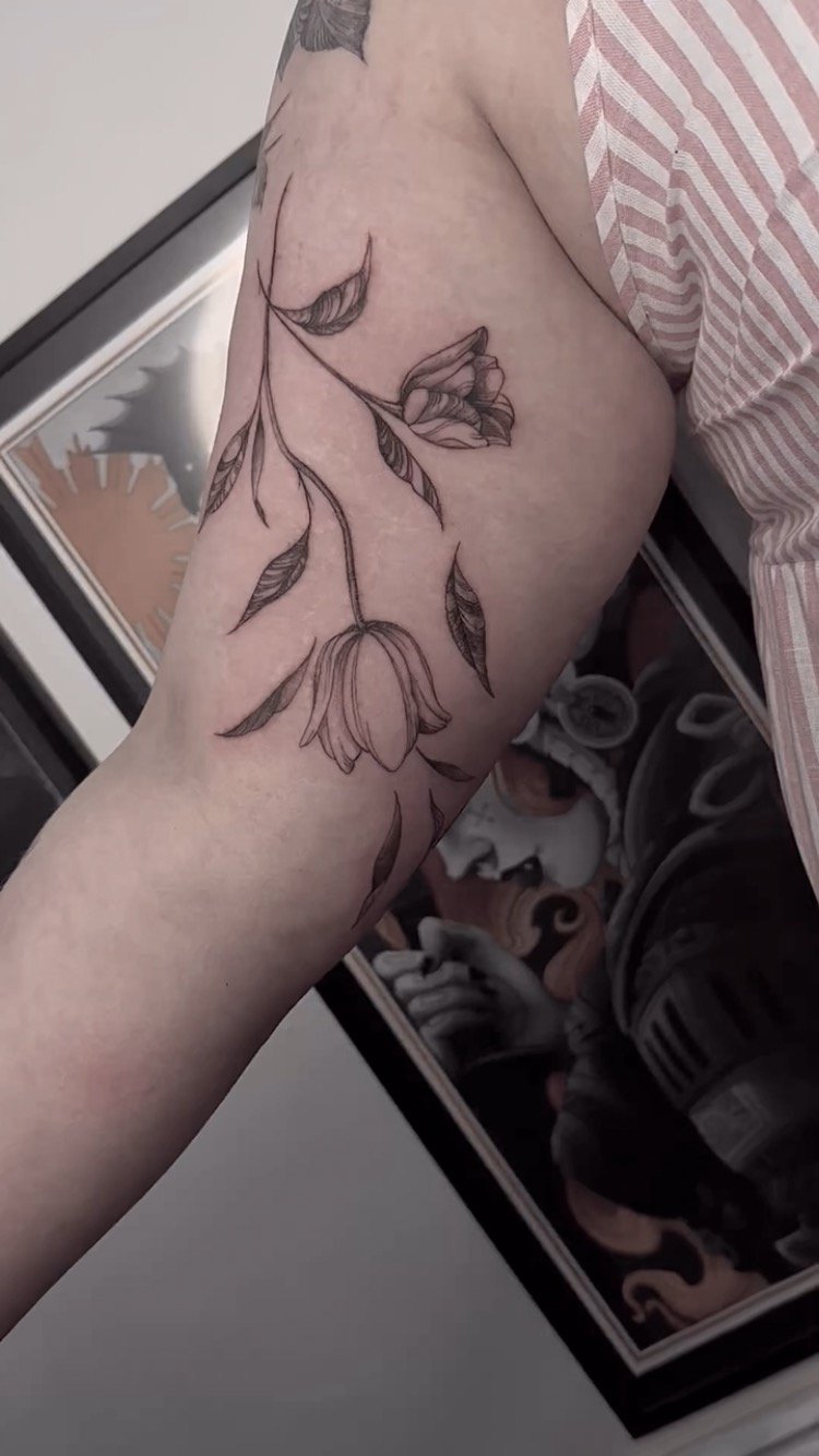 Fineline tulips, daffodils and mini gap fillers for Nikki! Awkward one to film but her arm is filling up!
-
I would love love love to do more flowers!
Dm me if you’d be interested in flowers like this 💕
Done using
@butterluxe_uk
@cheyenne_