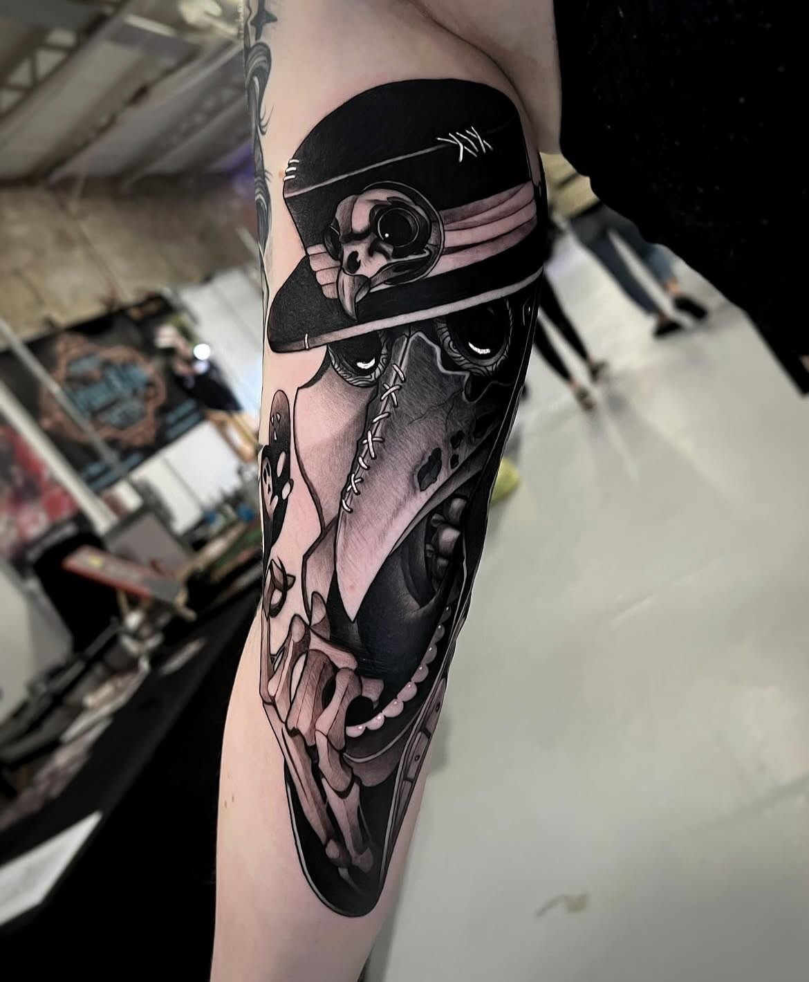 Plague Doctor done at @dublintattooconvention a couple of years back.
Catch me slinging ink in #dublin later this year again at the show 💪
.
Done using:
@vladbladirons
@ghostcartridges
@butterluxe_uk
@hulkproseries
.
.
.
.
#neotrad #neotraditio