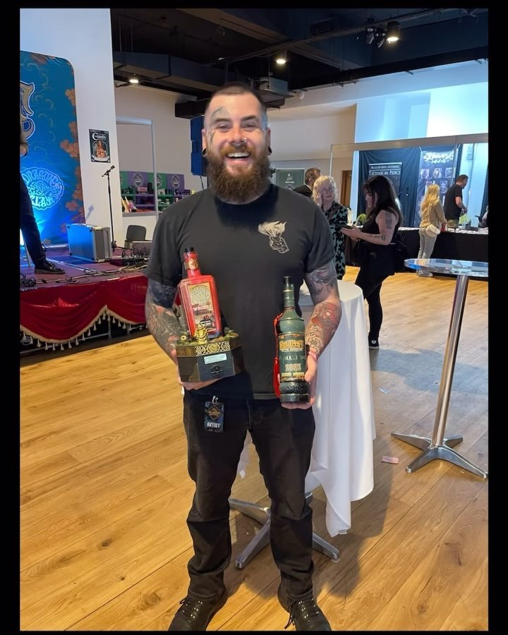 Managed to pick myself up some hardware up north and had a blast doing so.
2nd place Blackwork & 3rd place small Black & Grey at the @belfasttattooconvention this year with my first (and probably last) armpit tattoo!
Looking forward to next