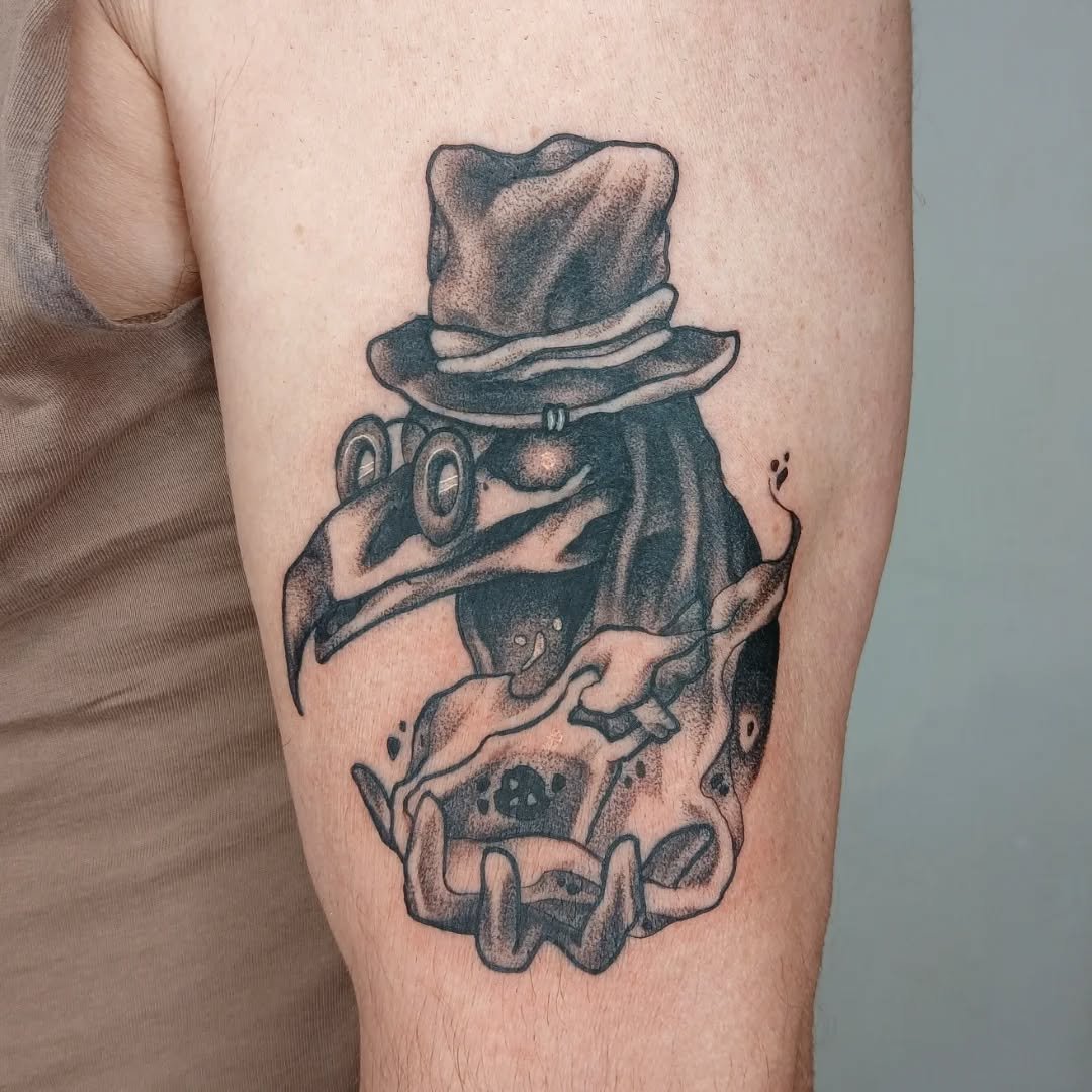 "Plague Doctor" from a very old flash I had the pleasure of doing on my Dad for Father's Day, accompanied by some photos of it settled the following day with an unexpected, yet welcome, visitor slowly emerging into frame,
Would love to re