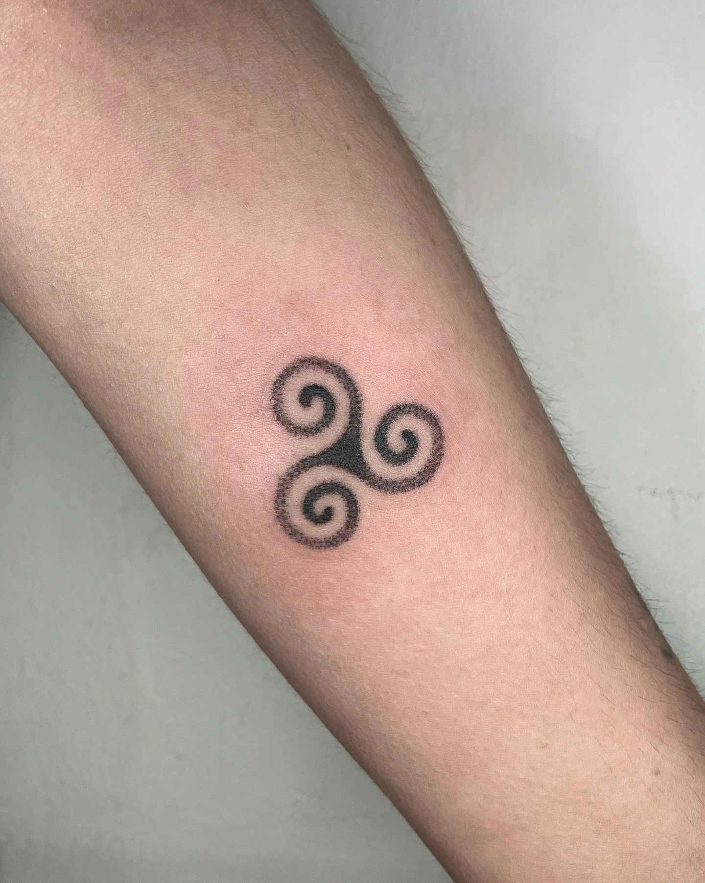 Handpoked Triskelion by @cruellarogue ☘️ 

To book DM @chasingghostscork/ @cruellarogue 
.
.
.
#tattoo#handpoketattoo#handpoke#handpokeflash#tattooflash#tattooart#tattoo#tattooideas#tattooartist#handpokedtattoo#handpokeartist#handpoked#irish#irishhan