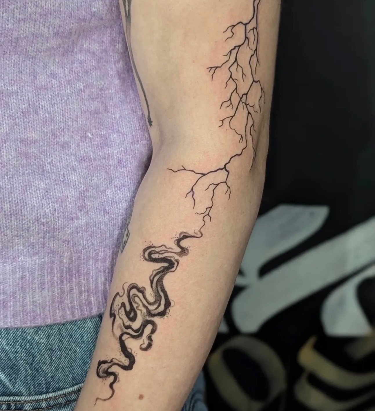 Shadows meet Lightening.. iykyk 👀👀 

To book; Dm @paulina__tattoo / @chasingghostscork 
.
.
#tattoos #booktok #fourthwing #booktattoos #tattoo
