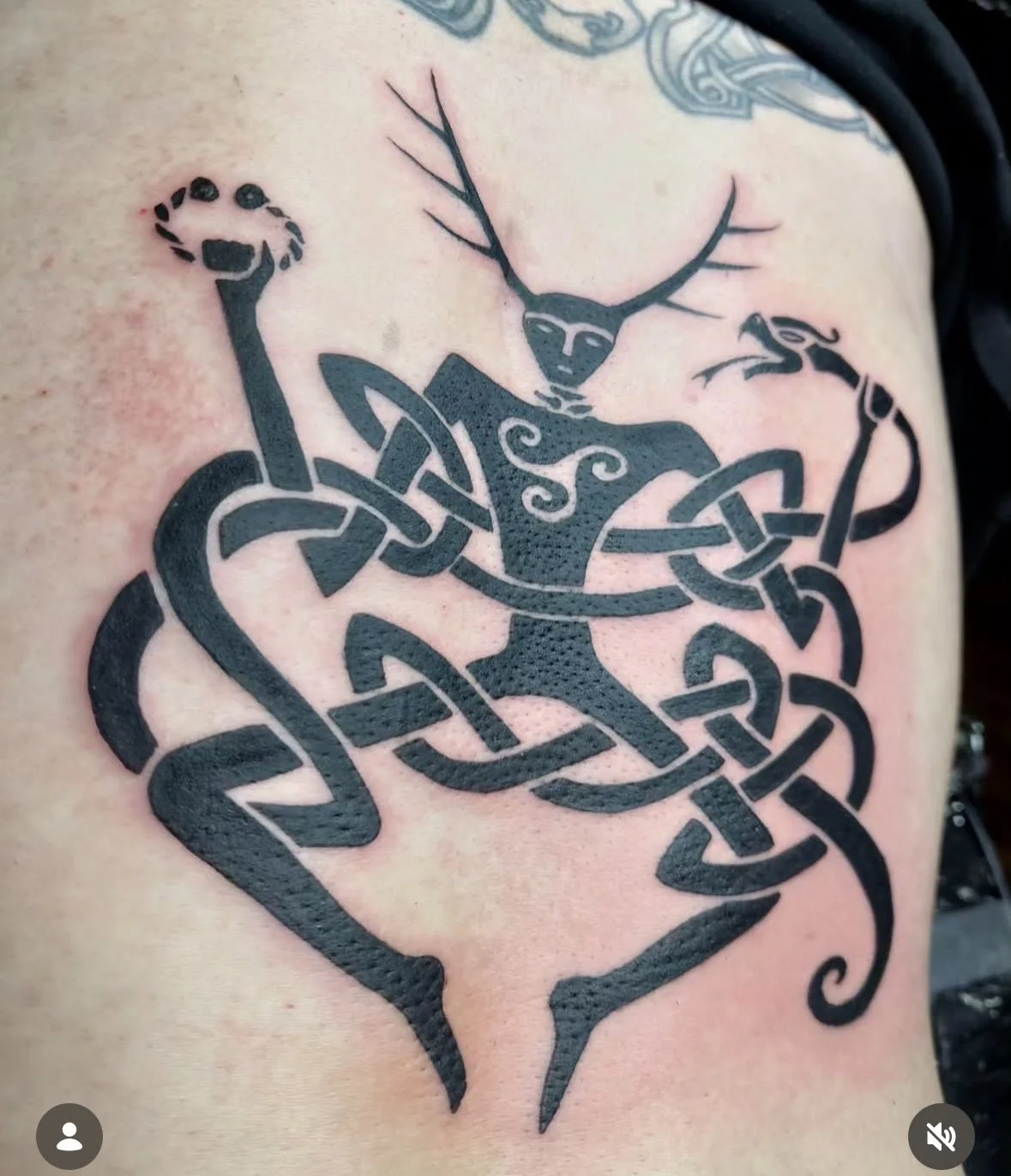 We love this Celtic inspired piece by Rox! Tough placement for artist and client 👏🏻👏🏻 👏🏻

To book: Dm @rox__tattoo / @chasingghostscork 

#tattoos #irishtattoos #celtictattoos #celtic #tattoo