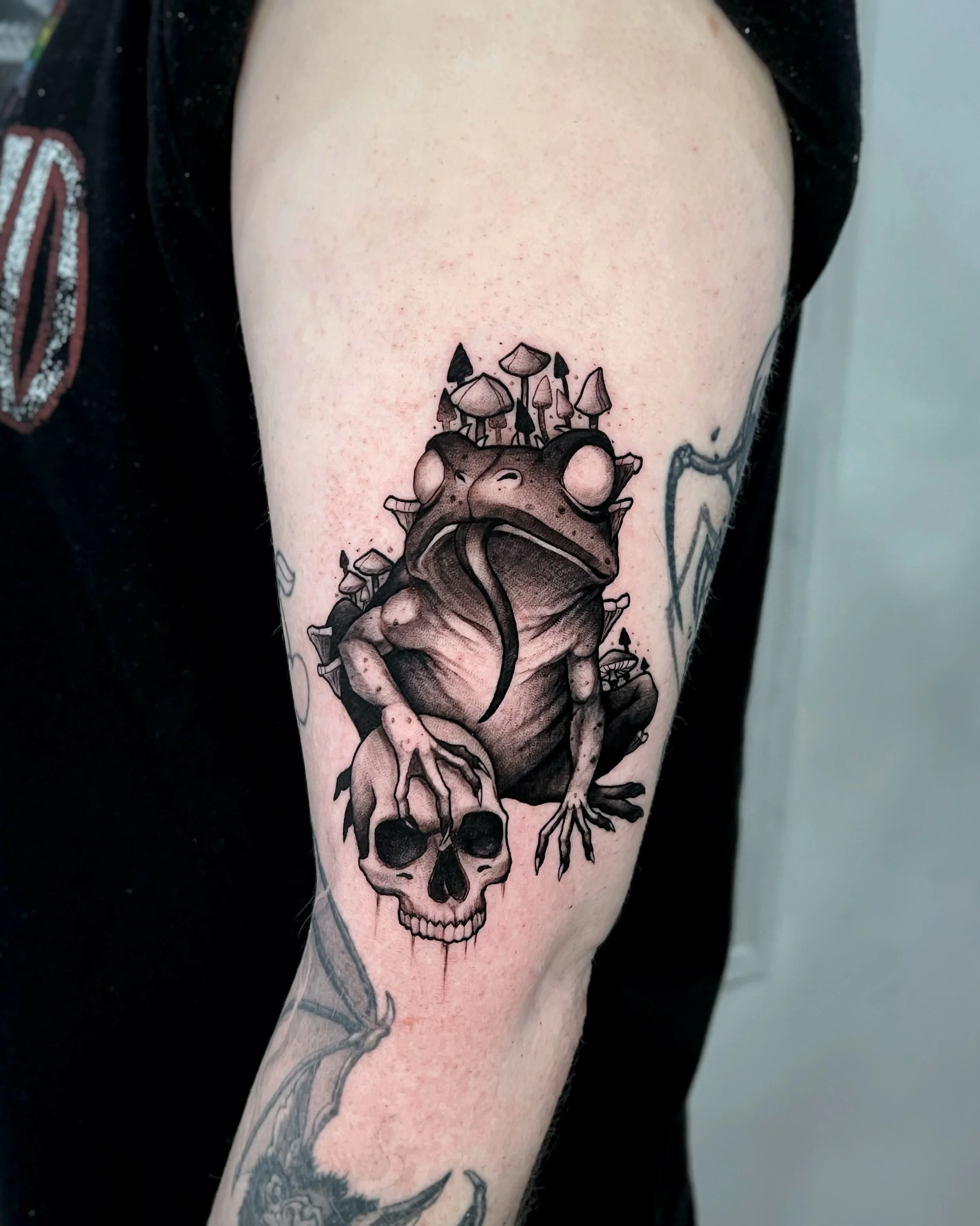 Demonic froggo by Luke!! 
To book: Dm @lukeylines / @chasingghostscork 
.
.
#tattoo #darktattoo #frogtattoo #blackwork #tattoos