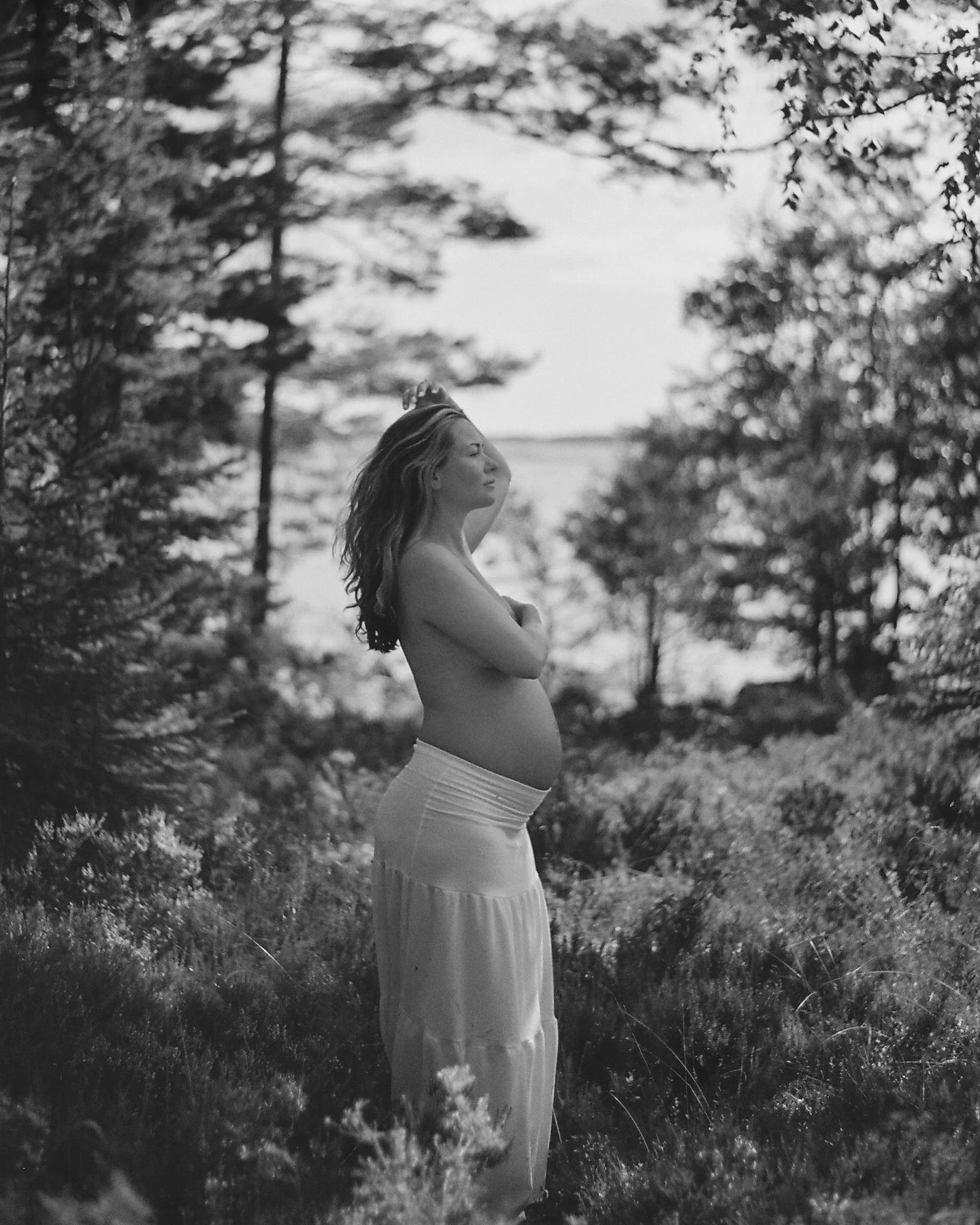 Sommarminnen fr&aring;n H&auml;lsinglands skogar, n&auml;r Leo fortfarande l&aring;g i magen. 🧡 Min allra f&ouml;rsta (men definitivt inte sista) gravidfotografering f&ouml;revigad med #35mmfilm 🎞️