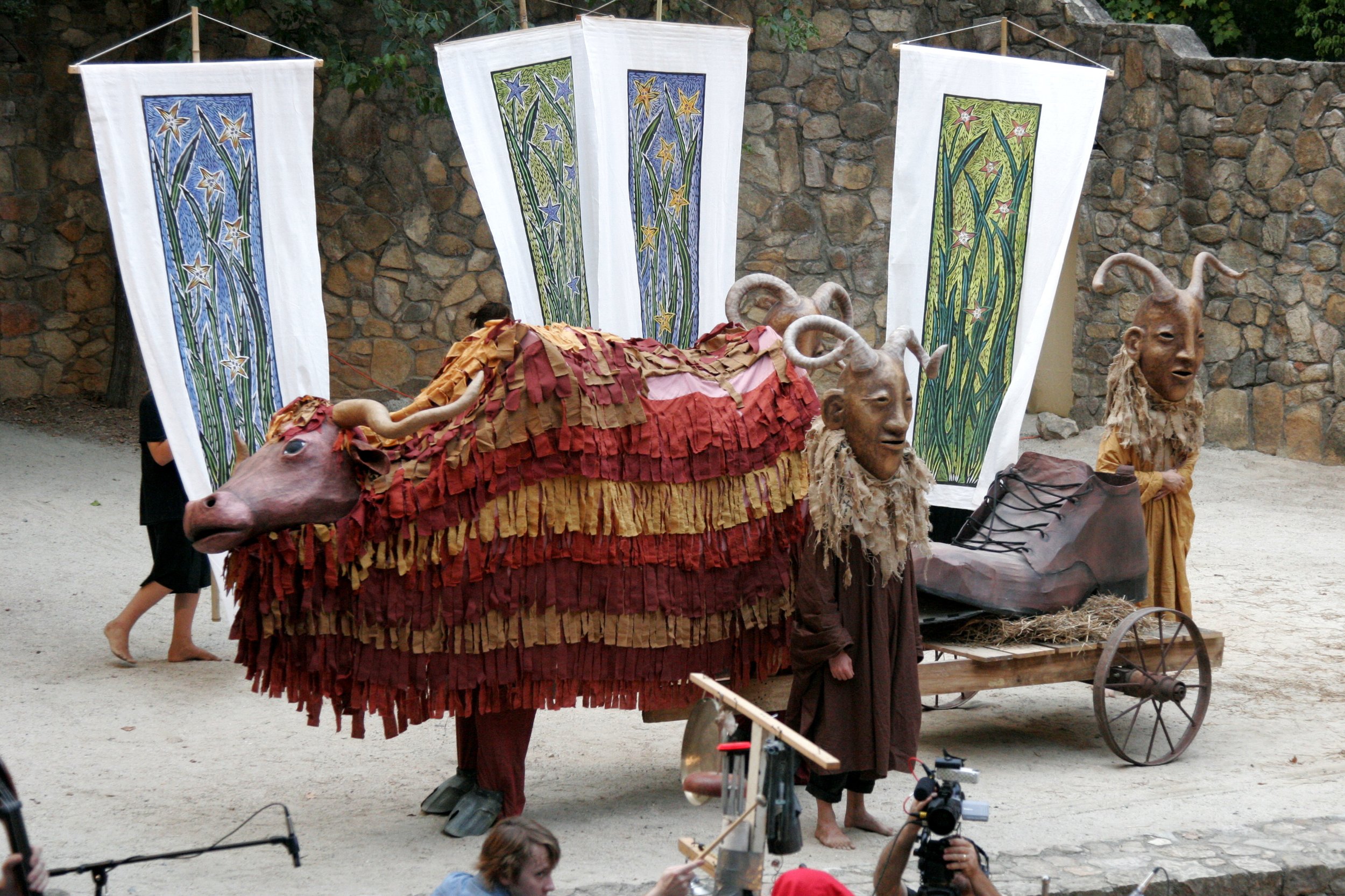 sfyf_07_gathering-of-the-shoe-w-banners_50182357502_o.jpg