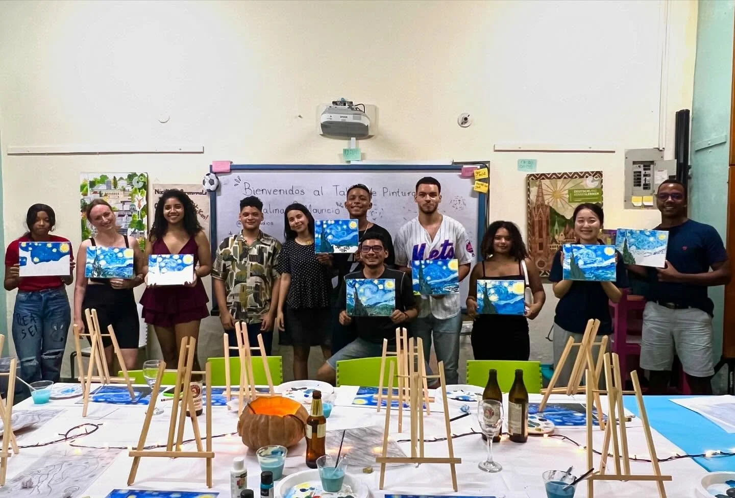 📸 Estas fotos son del evento anterior, donde recreamos La noche estrellada de Van Gogh. Fue una noche llena de risas, pinceladas, y buena energ&iacute;a. &iexcl;Una experiencia inolvidable!

&iquest;Quieres sumarte? Inscr&iacute;bete a nuestro nuevo