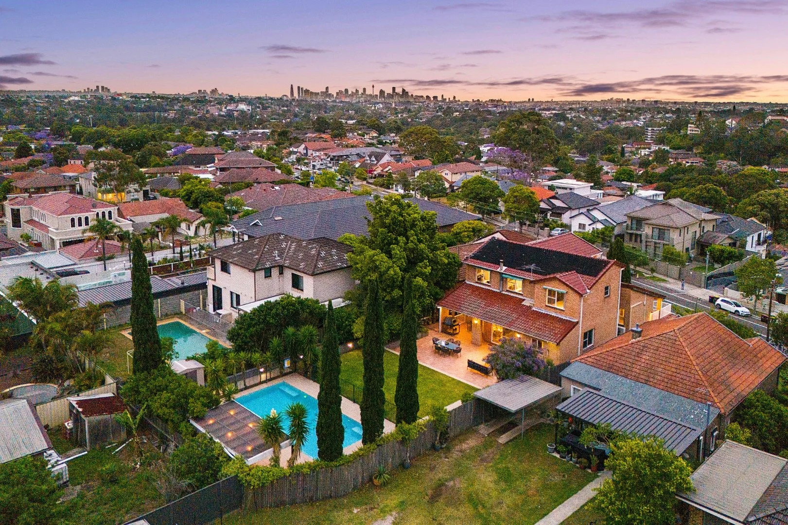 A home elevated by wide views and warm dusk tones.
From the aerial outlook to the poolside moments, every angle captures quiet suburban living at its best.

Captured by Talenty.

#talenty #talentyrealestate #realestatephotography 
#outdoorliving #sun