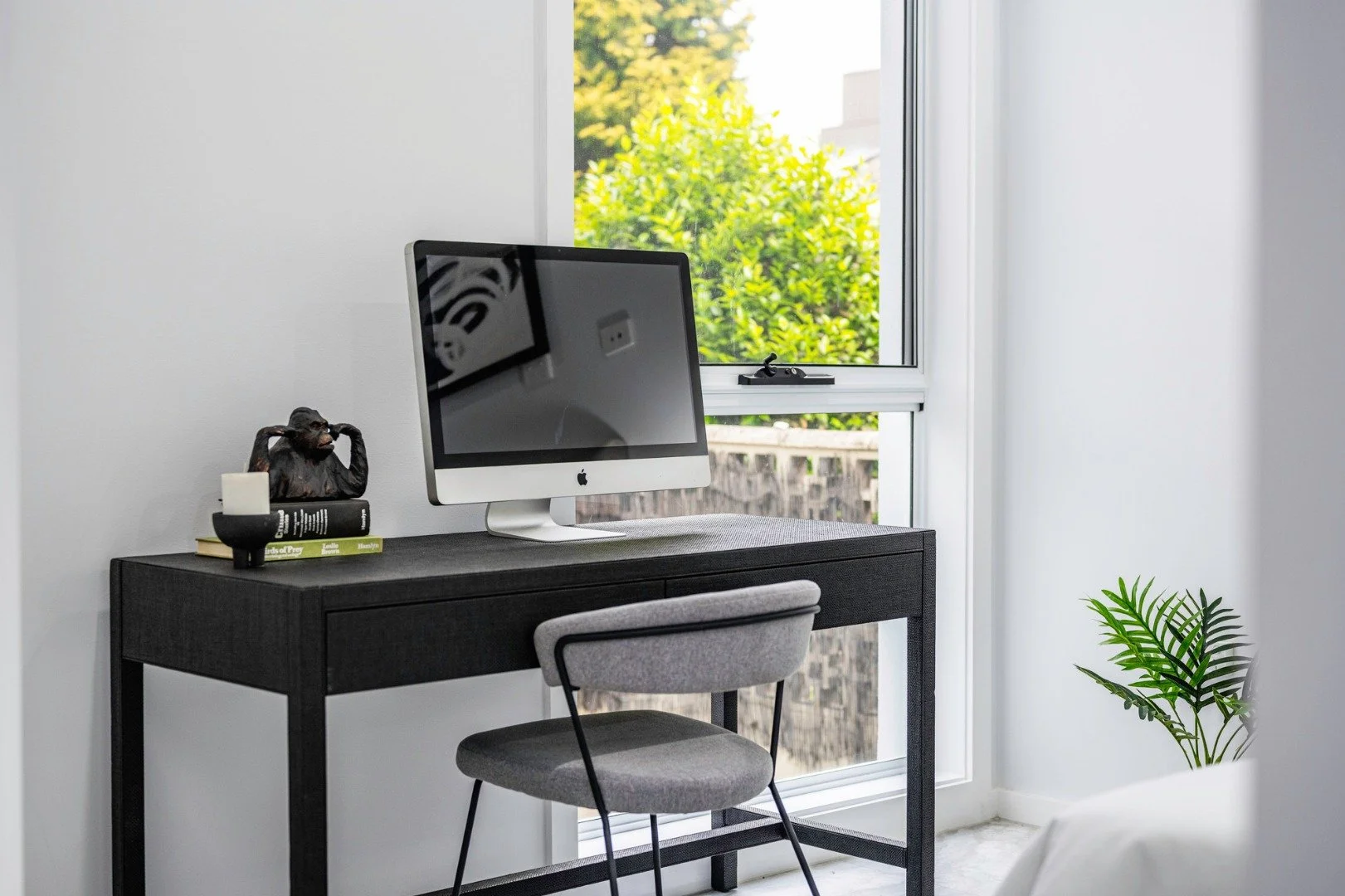 A quiet corner shaped for focus and calm.
Soft light and clean lines come together to create a workspace that feels effortlessly clear.

Captured by Talenty.

#talenty #talentyrealestate #realestatephotography
#workspaceinspo #minimalhome #sydneyhome
