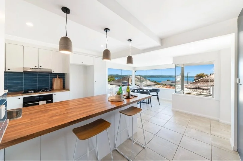 Talenty focuses on the seamless connection between interior spaces and their surroundings. In this kitchen, the warmth of the wooden textures meets the vast blue horizon, creating a morning ritual defined by light and balance. A space that feels both