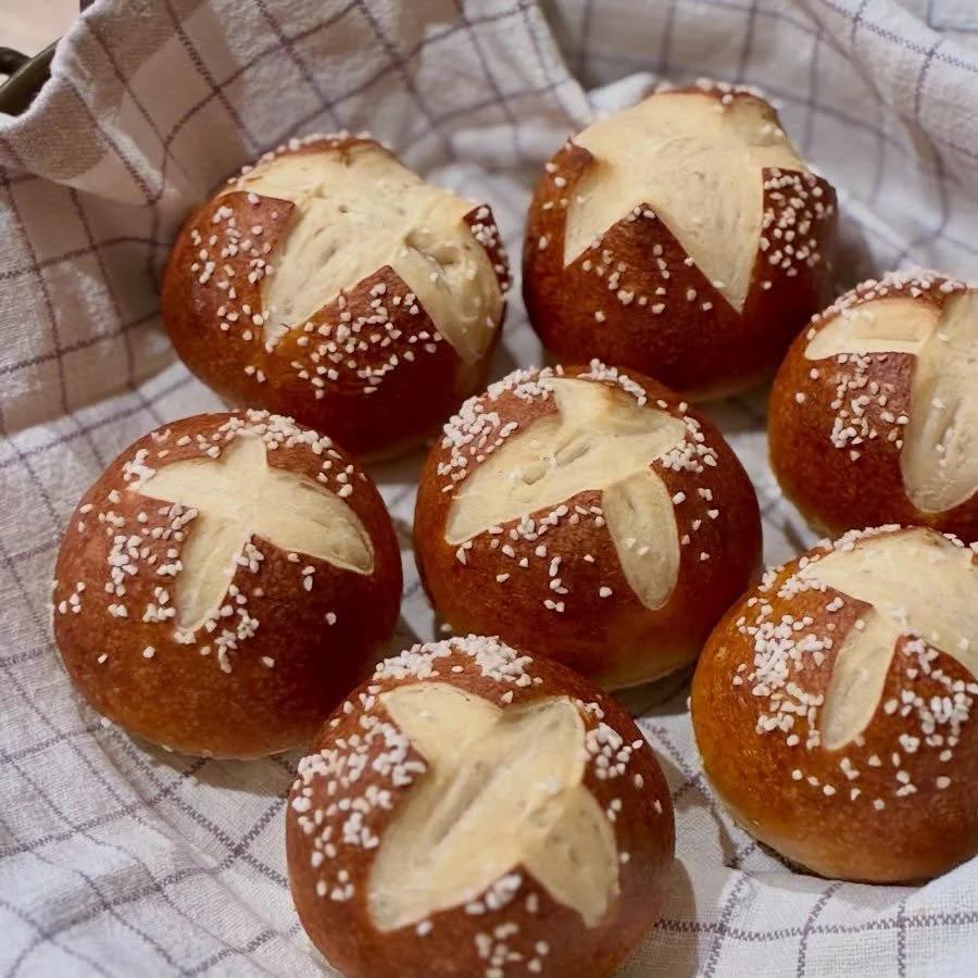 Sourdough pretzel rolls. A soft, buttery crumb with that signature chew, finished with a light crunch of salt on the crust.
#sourdough #pretzelroll #freshbaked #artisanbread #butterygoodness