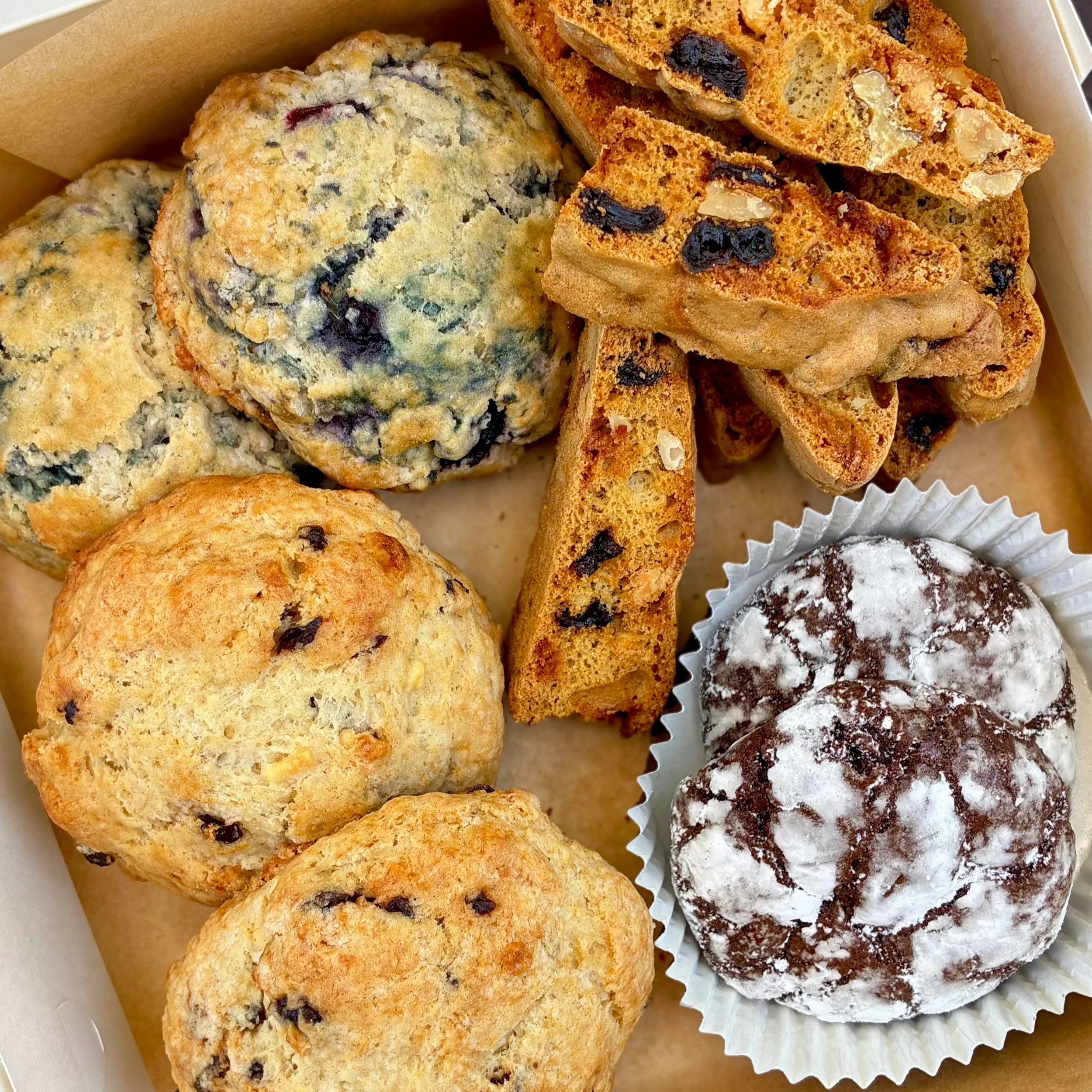 A little box of handmade comfort, perfect for sharing.
This Sweet Box includes:
🫐 Blueberry Scones
🍫 Chocolate Chip Scones
🍪 Chocolate Earl Grey Crinkle Cookies
🍒 Walnut Cherry Biscotti