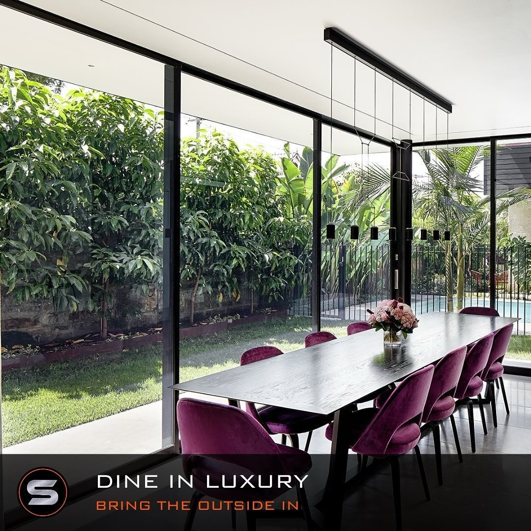 Dine in luxury. Our expansive windows bring the outside in, creating a dining experience like no other. 🍽️✨ #sunshinecoastbuilders #sunshinecoastbusiness #architecturaldesign