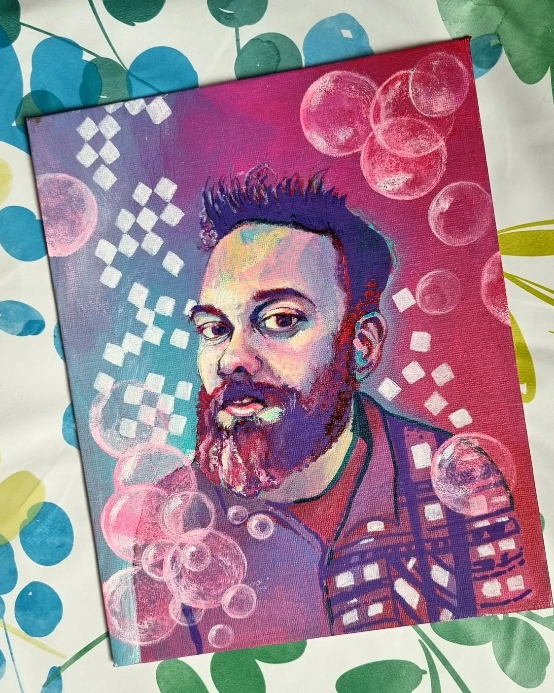 Kokeellinen pikku muotokuva Ransusta🌞 T&auml;m&auml; muistaakseni jo huhti- toukokuulta, niin ne kuukaudet kuluvat. Joskus on hauska vaan hassutella ja kokeilla uusia juttuja tutuilla naamoilla. Akryylit F2-kangaspahvipohjalle. Kiitos mallaamisesta 