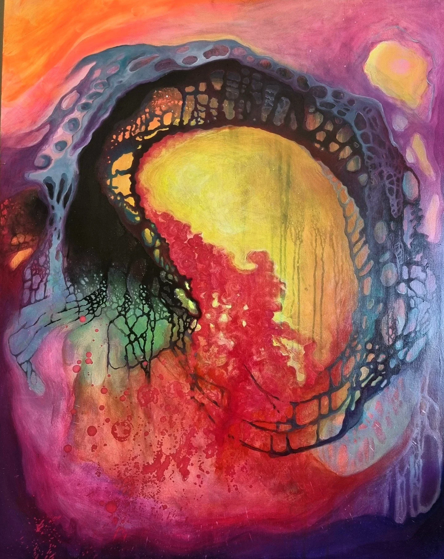 Elokuun kyy 🐍 Akryyli- ja &ouml;ljyv&auml;rit puulevylle, 80x100 cm. 

Muinaisten suomalaisten runojen mukaan kyyk&auml;&auml;rme syntyi hiiden sylkivanasta, jonka sy&ouml;j&auml;t&auml;r pesi j&auml;rvess&auml; ja kuivatti rannan kivill&auml;. K&au