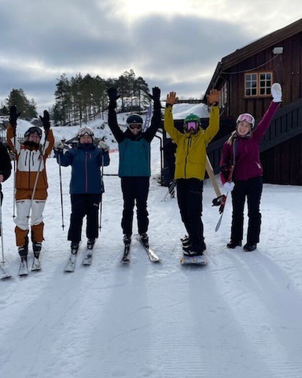 Et av &aring;rets h&oslash;ydepunkt er Vinterdagen v&aring;r! ❄ Denne gangen toppet vi det med bes&oslash;k fra Fontenehuset Rygge, og jammen ble vi over 50 stykker til sammen! Samlingspunktet var grillhytta til Mormors Have og Langekjenntunet barneh