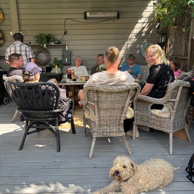 Pur idyll i bakhagen n&aring;r 30+ har sommeravslutning! Fine folk (og Lotta) koser seg med is og vafler 🥰

#fontenehusetkongsberg #fontenehusnorge #fontenehus #fontenehusfunker #arbeidforbedrepsykiskhelse #psykiskhelse #arbeidsinkludering #kongsber