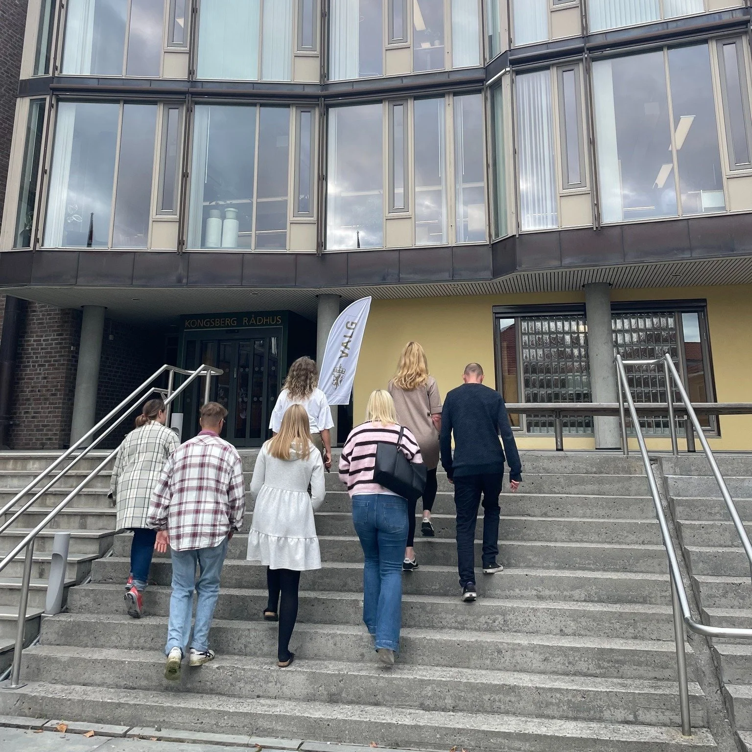 Vi g&aring;r p&aring; #valg2025 og for noen er det for aller f&oslash;rste gang! Vi er takknemlige for #stemmeretten og oppfordrer alle til &aring; bruke sin stemme i &aring;rets #valg 

Vi traff hyggelige #valgmedarbeidere som loset oss trygt gjenno