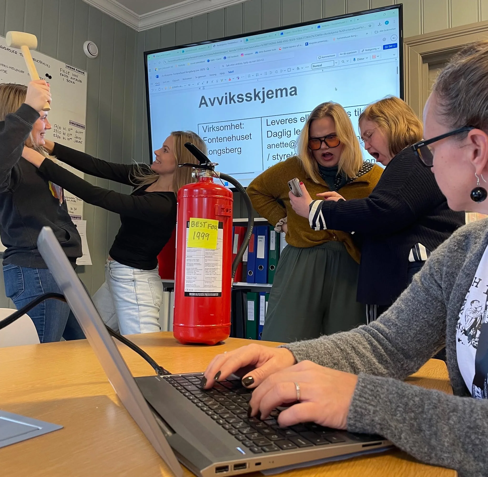 Dag 3 av HMS-uka 🔥📋
I dag står avviksrapportering og krisehåndtering på planen!
Selv om det (heldigvis 🙏) sjelden trengs, er det en trygghet for oss alle å vite hva vi skal gjøre hvis noe uønsket skjer. 
Det