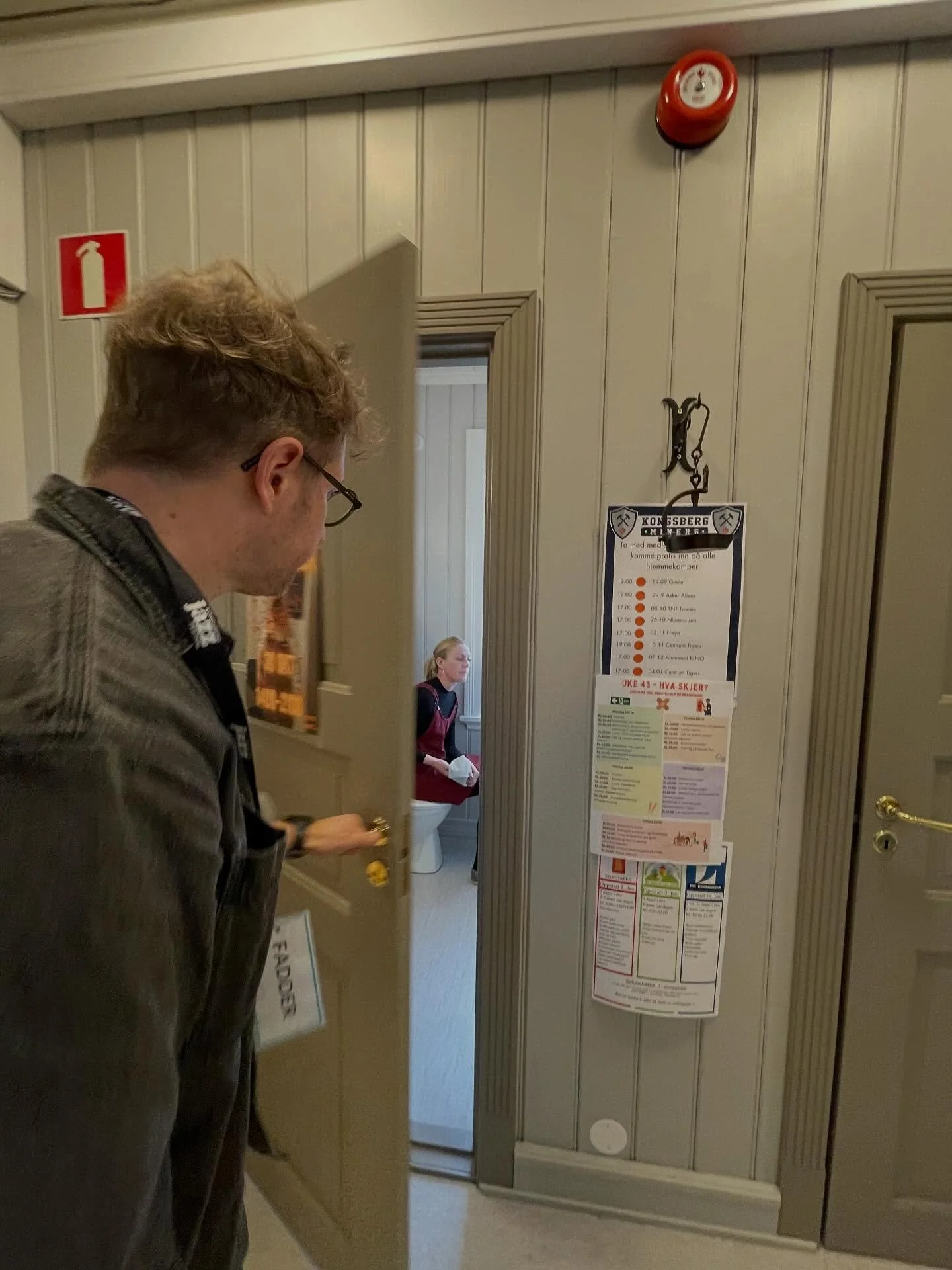 Dag 4 i HMS-uka: Vernerunde! 👷📋
Blinker taklyset på kontoret? Snubler du i ledningene i trappa? Har du fått opplæring i det nye datasystemet? Eller mangler det nøkkel i dodøra?!? 😱
Slike ting (og mye mer! 🤭) kan ma