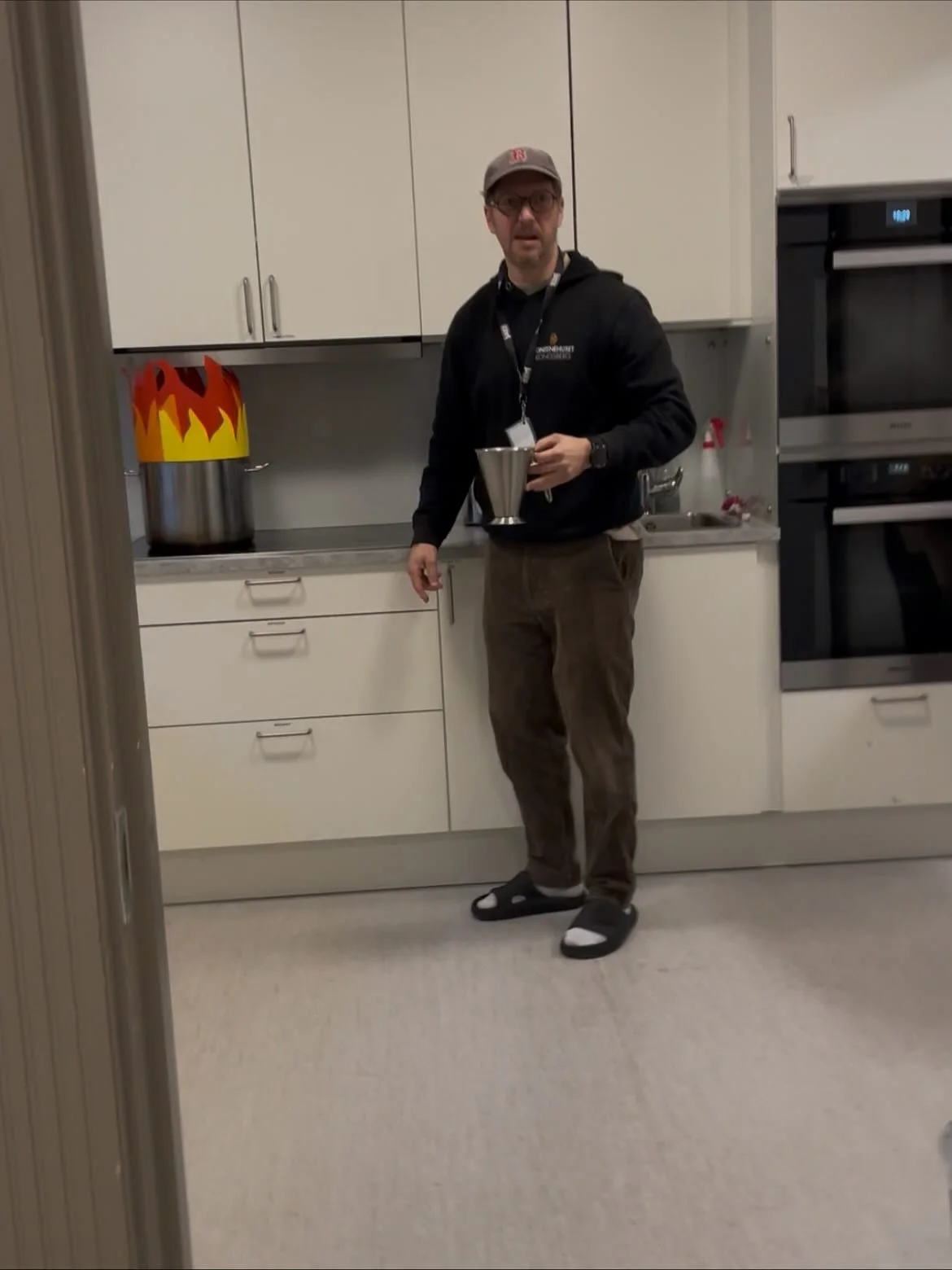Denne uken har vi hatt fullt fokus på HMS- men på vår måte😎 
I dag har vi øvd på førstehjelp 🩹, hatt rollespill og tatt en grundig (og litt latterfylt) gjennomgang av brannstigen 🚒🪜
Rollespillet b&oslas
