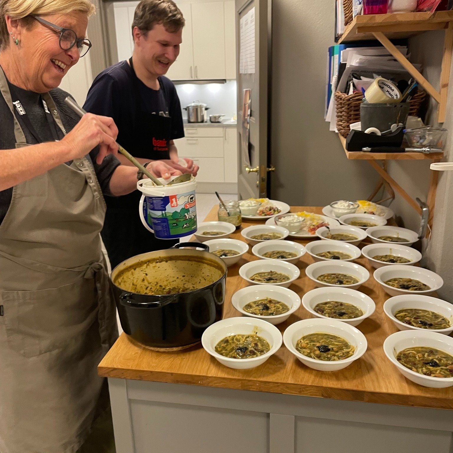 Torsdag 6 november ble det Iransk Grilling p&aring; huset. Vi fikk servert ekte iransk kebab p&aring; spyd, en nydelig forrett med masse urter, og det var full kok b&aring;de p&aring; kj&oslash;kkenet og utenfor 😅 Takk til Farhad og kona, og til all