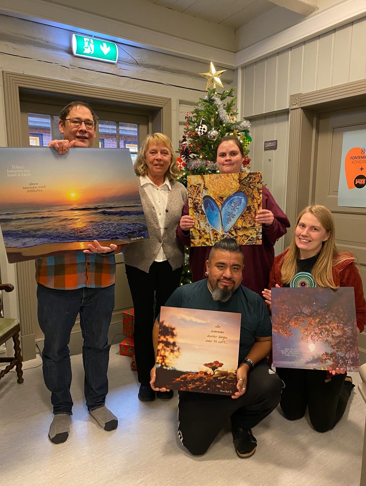 🖼️ Heldige oss!

En gang i m&aring;neden kommer Anne Berit @en_livskunstner_skildrer til oss med bilder som vi f&aring;r ha hengende i trappa v&aring;r. Det er vakre motiver med meningsfylte tekster.
 
I dag var det flere medlemmer som fikk en f&osl