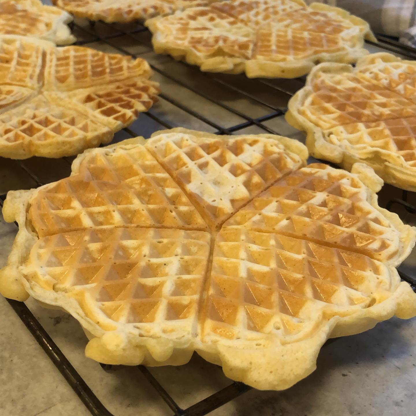 Vi avslutter nok en hektisk uke med nystekte vafler til #ukeslutt og &oslash;nsker alle #fontenehus en riktig GOD HELG❤️