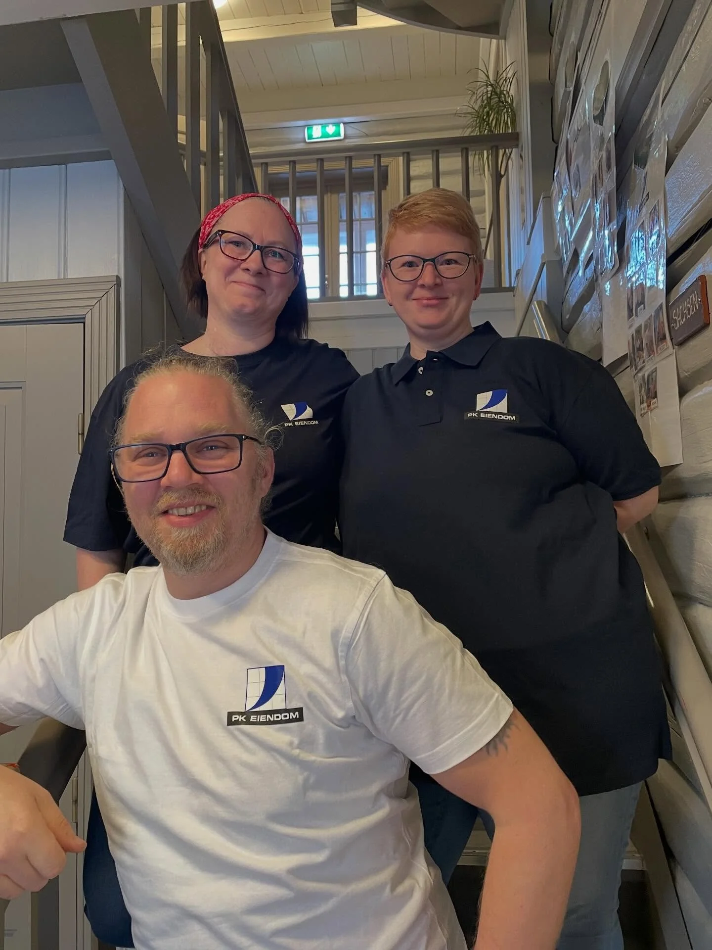 Sjekk denne buketten av stolte arbeidsfolk! Vi takket av Mari og Aina som hadde siste dag p&aring; overgangsarbeid hos PK Eiendom, og gratulerte Linn Martine og Ken Marius som skal ta over jobben👍🏼🤩 #overgangsarbeid #fontenehusfunker #arbeidsinklu