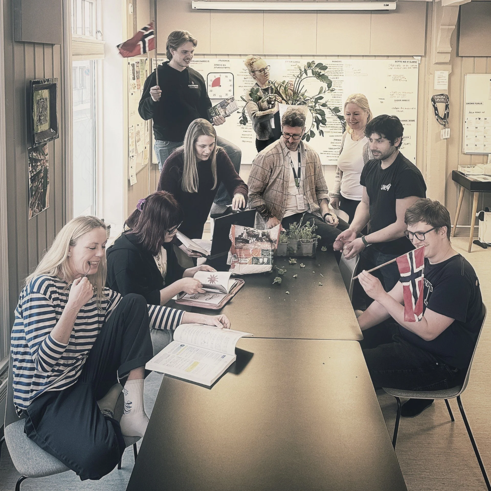 I dag har vi fine ting &aring; feire! 🤩
Vi har f&aring;tt innvilget v&aring;r s&oslash;knad til @sparebank1stiftelsenbv  om midler til et tre&aring;rig studiest&oslash;tteprosjekt. 💫 Dette betyr at vi vil kunne hjelpe enda flere studenter til &arin