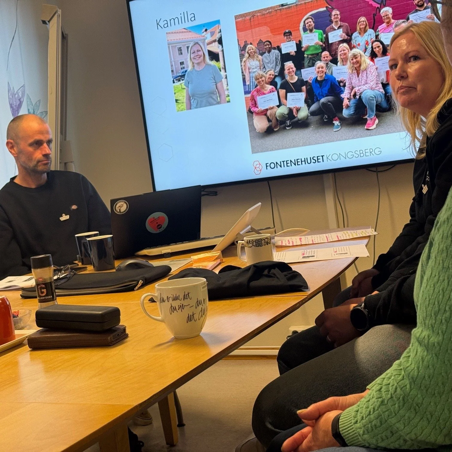 Vi var p&aring; DPS d&oslash;gn og holdt presentasjon under deres internoppl&aelig;ring. Det er en av flere viktige oppgaver Fontenehuset bidrar med i lokalsamfunnet.  Vi ble tatt godt imot og de ansatte fikk et grundig innblikk i hva Fontenehus er o