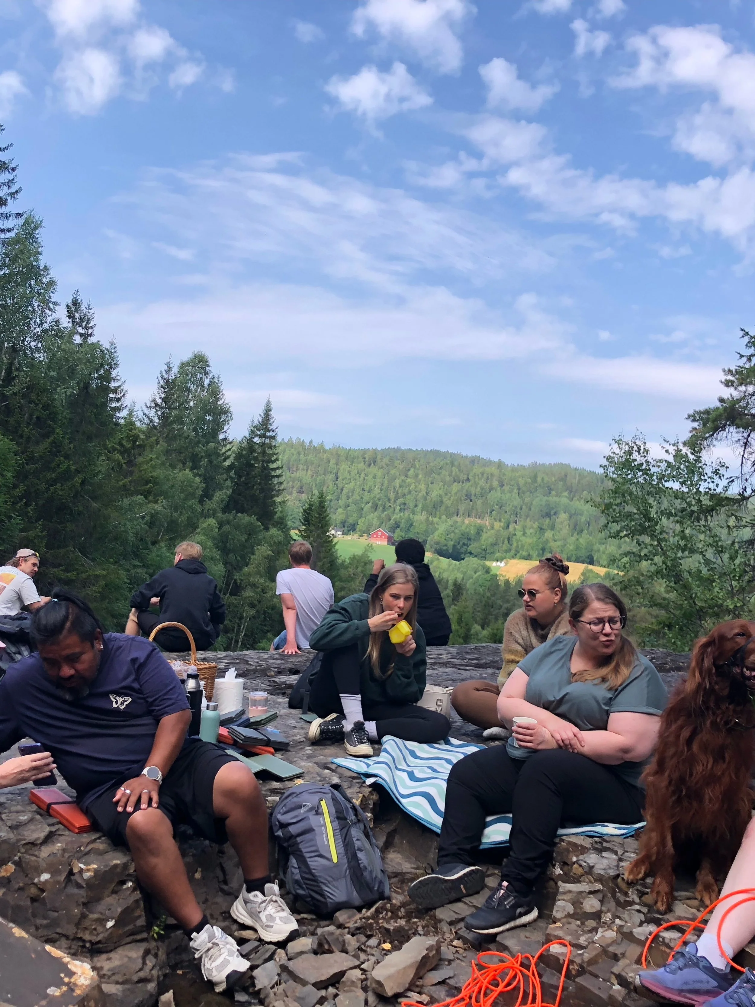 Digg med felles lunsj midt i R&oslash;nningsfossene

Lett &aring; finne fram, men litt bratt noen steder

Lite vann i fossene

Noen er alltid litt mer friskuser

Spa?