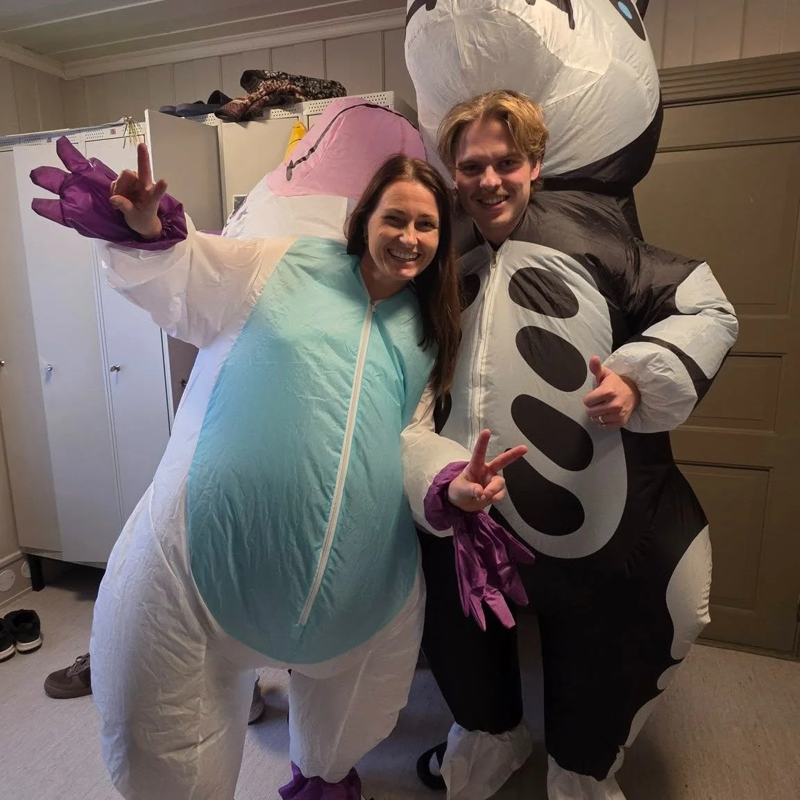 Halloween p&aring; Fontenehuset! 🎃
Et av &aring;rets h&oslash;ydepunkt er n&aring;r "Unge lovende"-gruppa arrangerer halloweenfeiring for hele huset. I &aring;r var det et intrikat mordmysterium, flotte dekorasjoner, kule kostymer og ekkel