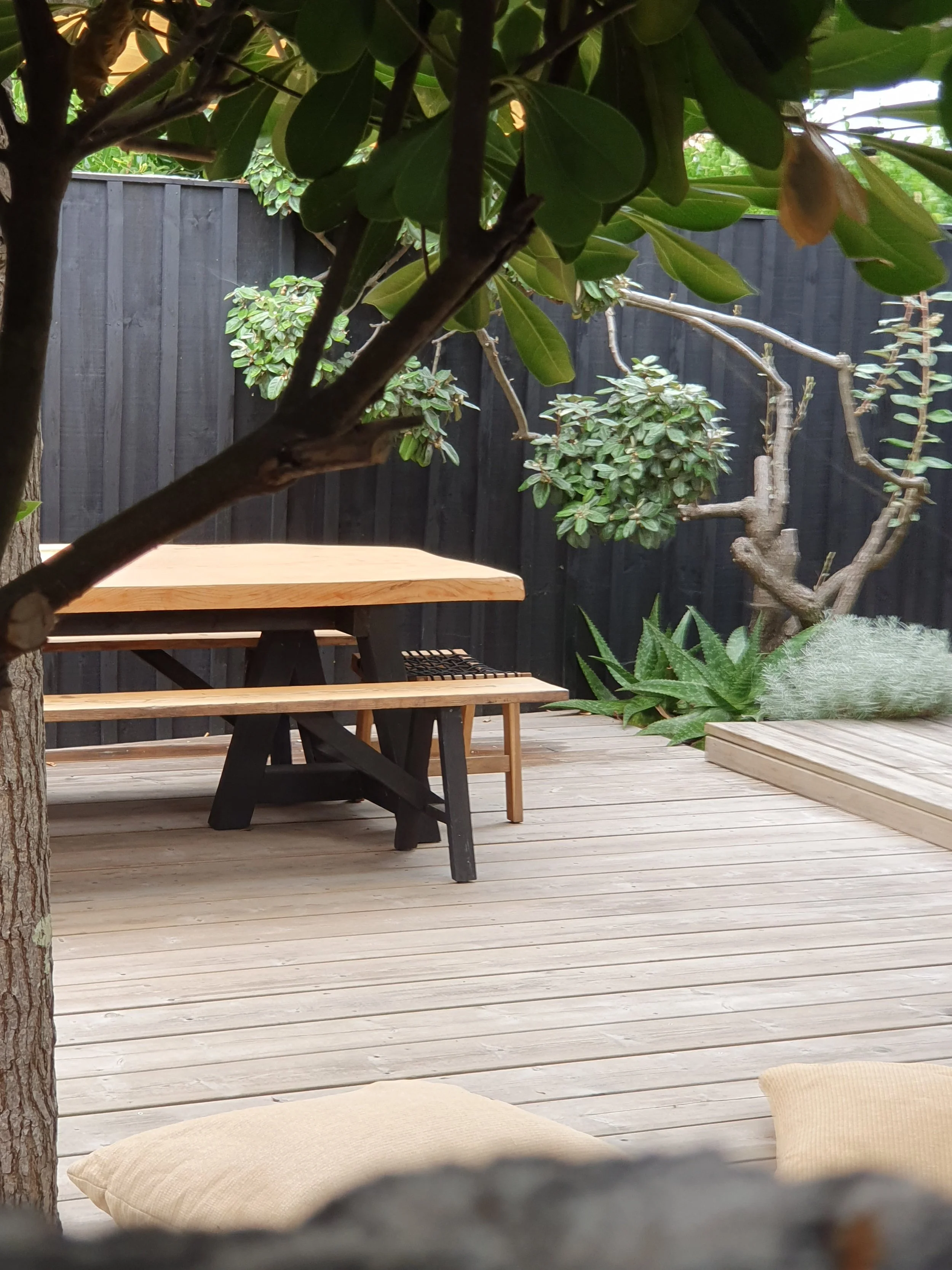 Terrasse arborée avec table d'extérieur pour une pièce de vie complémentaire en entreprise - Reconnexion à la nature - Air frais
