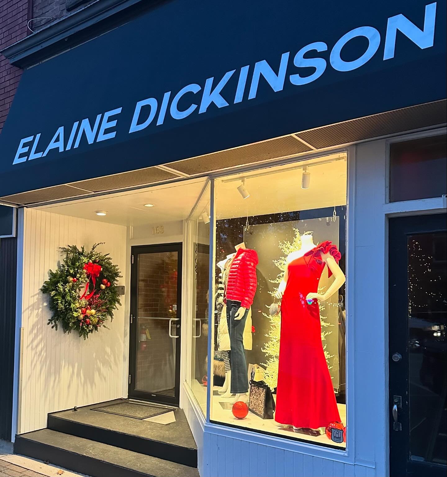 Another day of installations.

Thank you @elainedickinsonsfashions 
Love that red dress!!!!!

Shop Open Thursday-Sun 10-5

#christmasdecor #christmaswreath #floraldesigner #boutiqueflorist #coloroutsidethelines #winterwreaths #collingwoodontario #blu